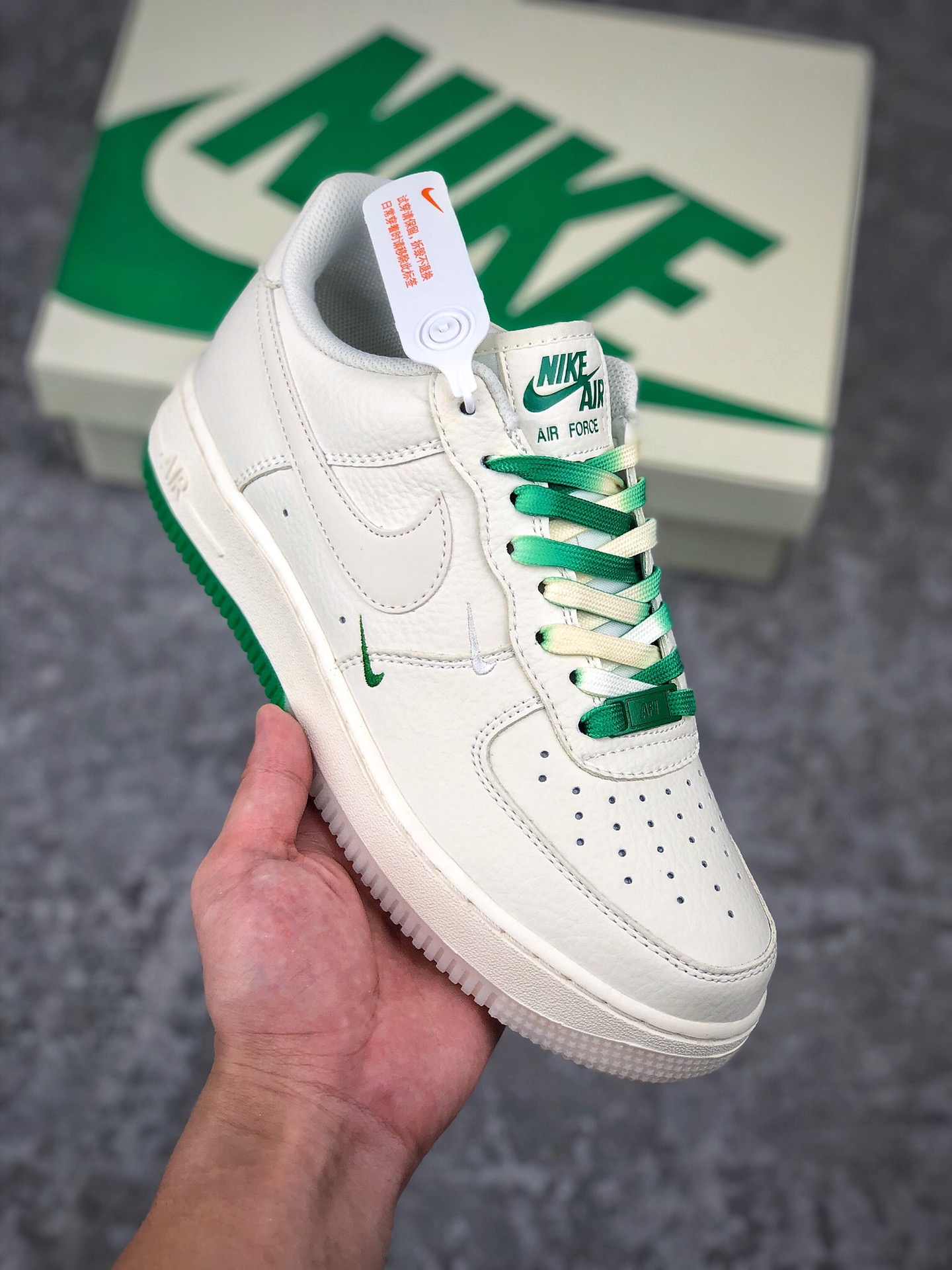  支持放店
海外限量发售 公司级 Nike Air Force 1 Low ’07 “米白绿”波士顿城市限定低帮空军一号休闲板鞋 定制头成皮料 3M反光 原楦原纸板 水晶双色大底 纯正版型 内置全掌气垫 货号：BO6638-160 Size：36 36.5 37.5 38 38.5 39 40 40.5 41 42 42.5 43 44 44.5 45