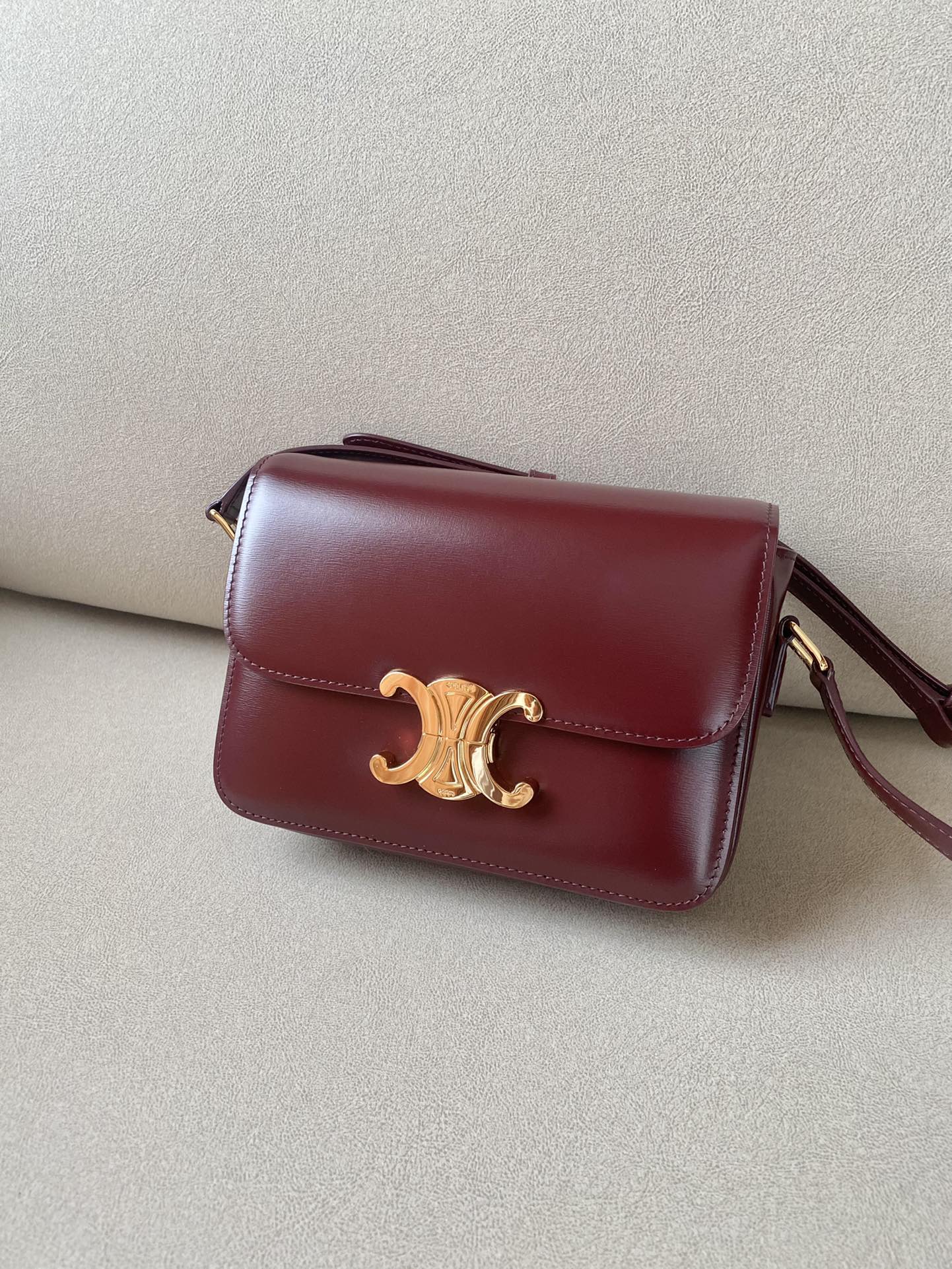 NO:183279,Special version Hardware Original leather Triomphe teen Arc de Triomphe Burgundy Details [Spot] Lambskin lining Crossbody or shoulder strap adjustable Size: 18.5146CM Model: 188423#, Celine, celine, sheepskin19860909特级版本 对版五金 原厂皮Triomphe teen 凯旋门 酒红色 细节图【现货】 小羊皮衬里 斜挎或肩背 肩带可调节 尺寸:18.5146CM 型号:188423#,赛琳,celine,sheepskin,Bag
