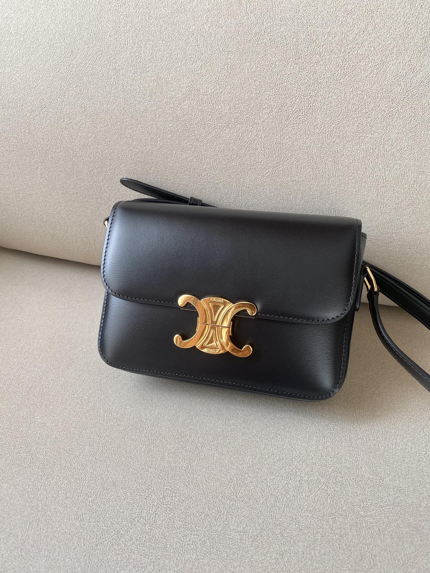 NO:183291,Special version Hardware Original leather Triomphe teen Arc de Triomphe Black Details Lambskin lining Crossbody or shoulder strap adjustable Size: 18.5146CM Model: 188423#, Celine, celine, sheepskin19860909特级版本 对版五金 原厂皮 Triomphe teen 凯旋门 黑色 细节图 小羊皮衬里 斜挎或肩背 肩带可调节 尺寸:18.5146CM 型号:188423#,赛琳,celine,sheepskin,Bag