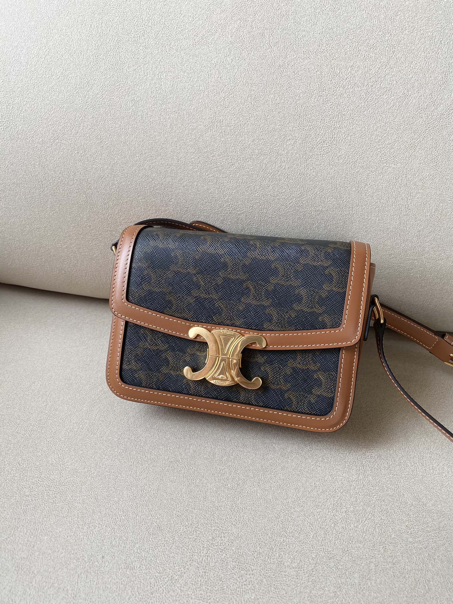 NO:183327,Genuine grade original leather version Triomphe teen Arc de Triomphe Presbyterian Details [Spot] Lambskin lining Crossbody or shoulder strap adjustable Size: 18.5146CM Model: 188423#, Celine, celine, sheepskin19860909正品级 原厂皮版本 Triomphe teen 凯旋门 老花 细节图【现货】 小羊皮衬里 斜挎或肩背 肩带可调节 尺寸:18.5146CM 型号:188423#,赛琳,celine,sheepskin,Bag