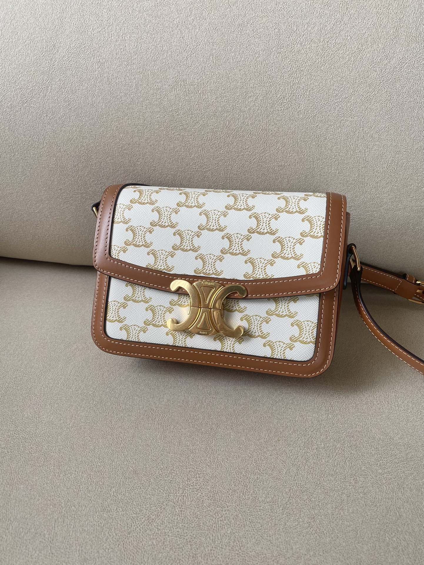 NO:183315,Genuine grade original leather version Triomphe teen Arc de Triomphe white presbyopia Details [spot] Lambskin lining Crossbody or shoulder strap adjustable Size: 18.5146CM Model: 188423#, Celine, celine, sheepskin19860909正品级 原厂皮版本 Triomphe teen 凯旋门 白老花 细节图【现货】 小羊皮衬里 斜挎或肩背 肩带可调节 尺寸:18.5146CM 型号:188423#,赛琳,celine,sheepskin,Bag