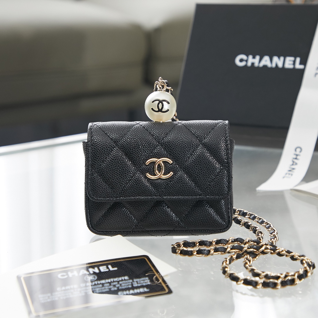 NO:180488,Genuine Granny Pearl Chain Coin Wallet. No need to introduce it, it’s just that simple and direct, and it’s clear at a glance; if you don’t pretend, you don’t want to pretend to be cute, you don’t want to pretend to be cute, it’s the kingly way. A~ Reference size: 7×10.5×2.5cm, CHANEL, chanel, wallets19860909正品级 香奶奶珍珠链条零钱包.不用介绍了,就是这么简单直接,一目了然；不装了,除了可爱,啥也不想装可爱就是王道哟 A～ 参考尺寸:7×10.5×2.5cm,CHANEL,chanel,wallets,Bag