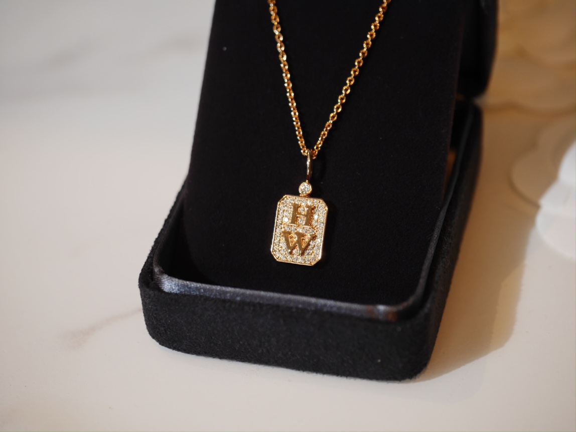 NO:634038,[HW Full Diamond Perfume Bottle Letter Necklace] CNC Process Z Version ·Perfect three colors, invincible polishing feel ·Hand-made 48 grains of high-carbon diamonds, full diamonds seamlessly inlaid, super sparkling ·The letters are embossed inside the diamonds, which is very visual beauty. Harry Winston’s most classic HW letter logo, this necklace is a must-have!  For every brand, you have to buy classic models first, you can’t go wrong!  The magic point of this design is that pavé diamonds don’t give people a very exaggerated feeling, but instead give people a refined and natural nobility~ Tasteful hw, relatively affordable and beautiful, 88270, necklace, Cartier high-end jewelry19860909【HW满钻香水瓶字母项链】CNC工艺 Z版本 ·完美三色,无敌抛光手感 ·手工镶嵌48颗颗粒高碳钻,满钻无缝隙镶嵌,超级闪闪 ·字母在钻石里面是浮雕工艺,很有视觉美感 Harry Winston家最经典的HW字母标识,这个项链一定要入！每个品牌入就要先入经典款,绝对不会错！这个设计神奇点就在于密镶钻石也不会给人很浮夸的感觉,反而是一种精致自然的贵气~ 不烂大街有品位的hw,相对平价又好看的一条88270,,necklace,卡迪亚高端饰品,Jewelry