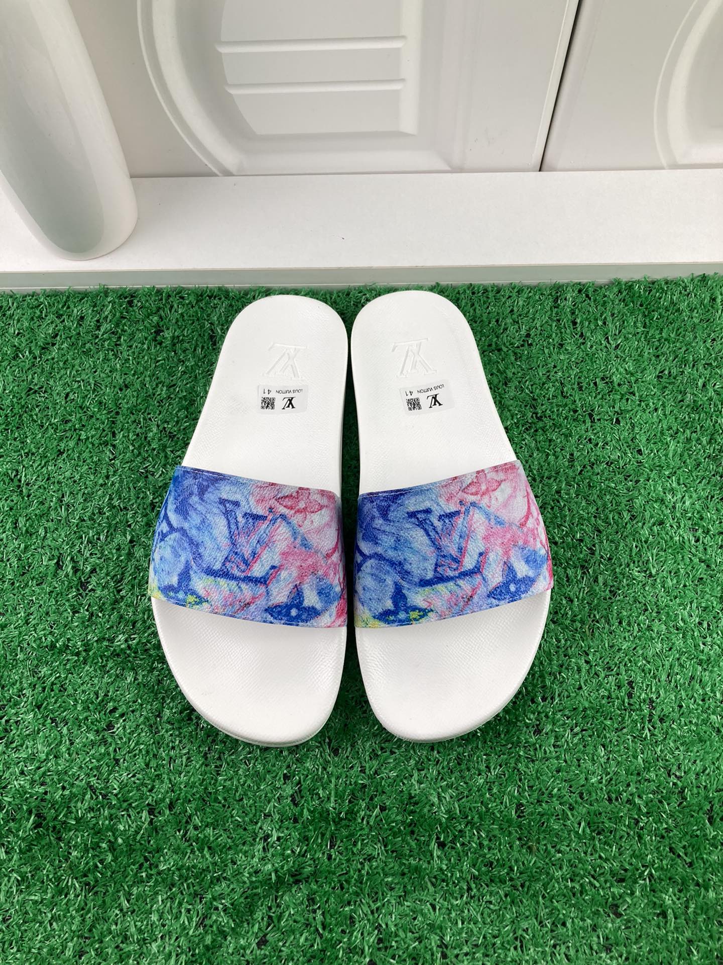 NO:244201,【Spot】【LOUIS VUITON】 Louis Vuitton couple slippers, original 1.1 custom made, classic counter. Shoes with high temperature, logo, and logo for the outsole counter, no details are missing. This slipper counter is very popular. The materials are made according to the counter. Multiple colors are available, so you can customize it in the picture. Size: Women's model 35/36/37/38/39/40/41/42 Men's model 38/39/40/41/42/43/44/45/46, slippers, louis vuitton, louis vuitton, slippers19860909【现货】【LOUIS VUITON】路易威登情侣拖鞋,原版1.1订做,专柜经典款. 鞋身高温附带logo,大底专柜附带logo ,任何细节都不错过 这款拖鞋专柜特别热卖 材质都按照专柜同步制作. 颜色多色可选,来图定制 size:女款35/36/37/38/39/40/41/42 男款38/39/40/41/42/43/44/45/46,拖鞋,louis vuitton,louis vuitton,slippers,Women's Shoes