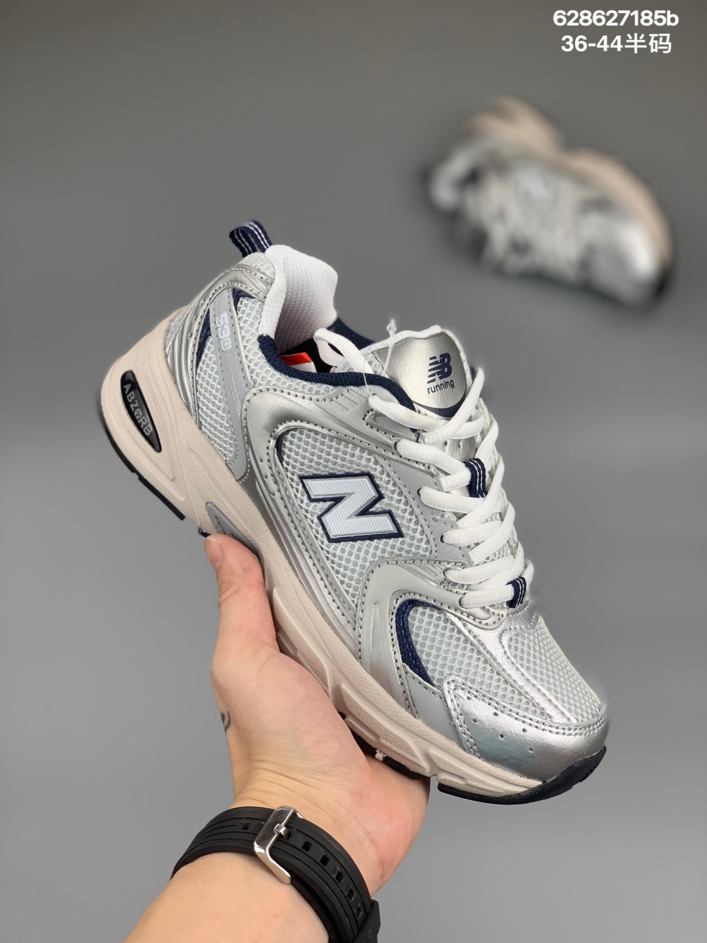 
真标 New Balance NB530系列男女同款 情侣复古休闲运动鞋 WR530AA1 尺码：36 36.5 37 37.5 38 39 39.5 40 41.5 42 42.5 43 44   编码：628627185b