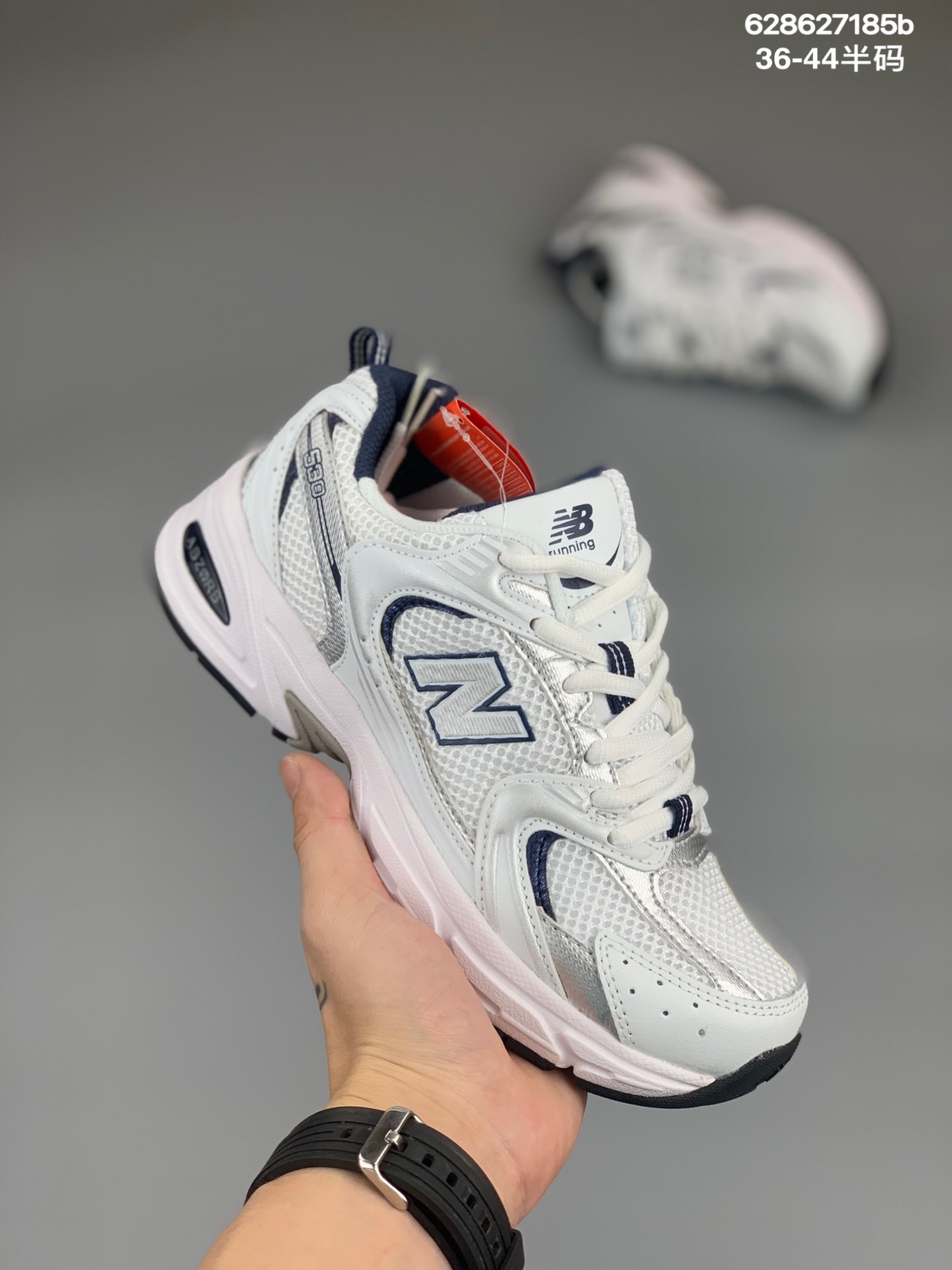 
真标 New Balance NB530系列男女同款 情侣复古休闲运动鞋 WR530AA1 尺码：36 36.5 37 37.5 38 39 39.5 40 41.5 42 42.5 43 44   编码：628627185b