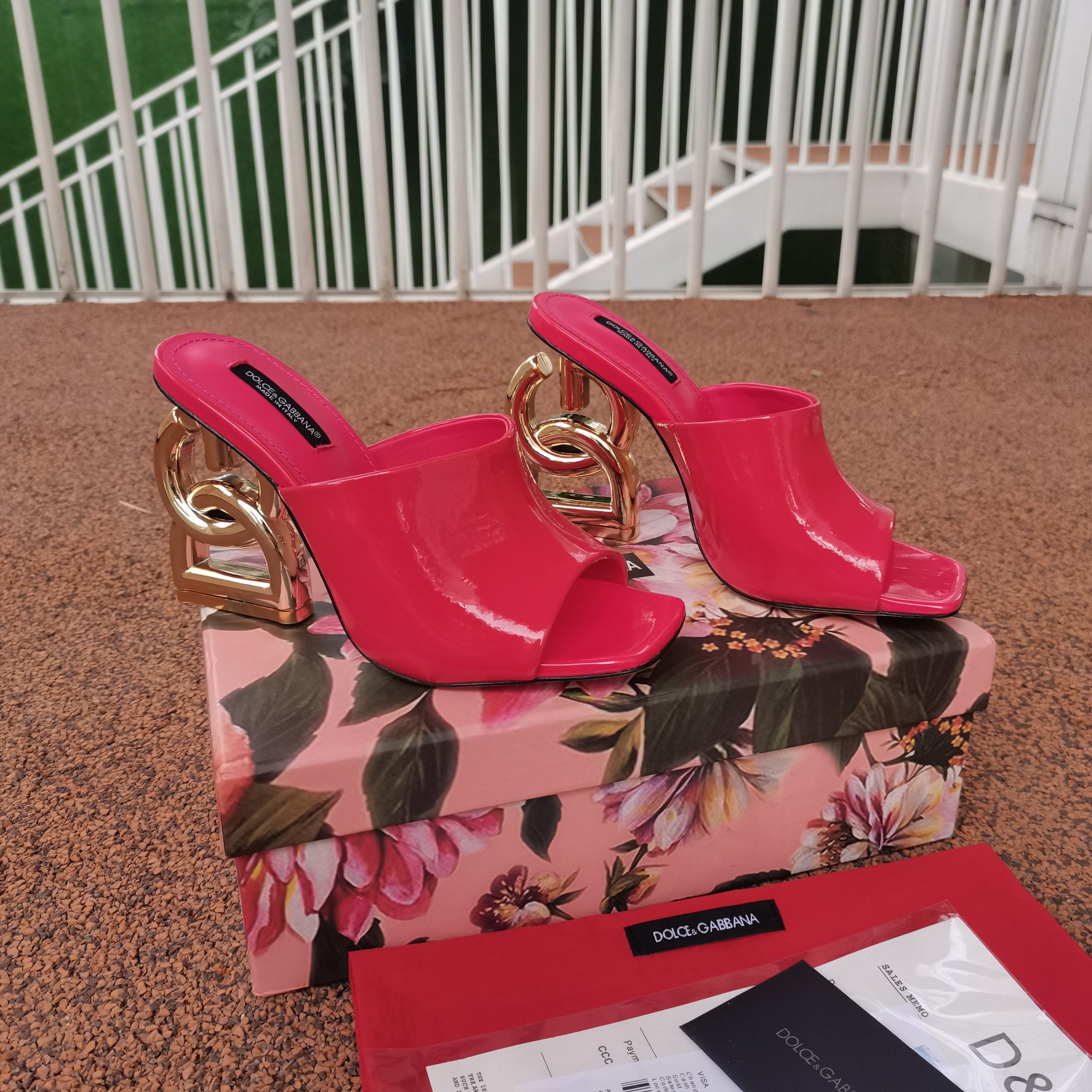 NO:405519,DG·Summer hot slippers factory promotion price The lowest price discount promotion model, which has always been supported by new and old customers. Top high-end version Original mold replica logo big gold buckle heel design Super brand characteristics Perfect details Handling Floor-pad sheepskin (fine texture) AAA grade Italian leather outsole Extremely perfect replica 1 Imported cowhide/cow patent leather 2 footrest sheepskin 3 Soles AAA grade original leather outsole 4 heel height 10.5cm 5Clour rose red patent leather Black patent leather Red patent leather Pink cowhide Green cowhide Red cowhide Black cowhide White cowhide 6Size34-43 (34 41 42 43 Custom made no return) Can be matched with black skin, slippers, slippers, cowhide, sheepskin, Leather soles19860909DG·夏季爆款拖鞋工厂促销价 最底价让利促销款,回馈新老客户一直支持 顶级高版本 原版开模复刻 logo大金扣鞋跟设计 超显品牌特色 细节处理完美 垫脚羊皮（质感细腻） AAA级意大利真皮大底 极致完美复刻 1鞋面进口牛皮/牛漆皮 2垫脚羊皮 3鞋底AAA级原版真皮大底 4跟高10.5cm 5Clour玫红色漆皮 黑色漆皮 红色漆皮 粉色牛皮 绿色牛皮 红色牛皮 黑色牛皮 白色牛皮 6Size34-43（34 41 42 43订做不退换） 可配黑色天皮,拖鞋,slippers,cowhide,sheepskin,Leather soles,Women's Shoes