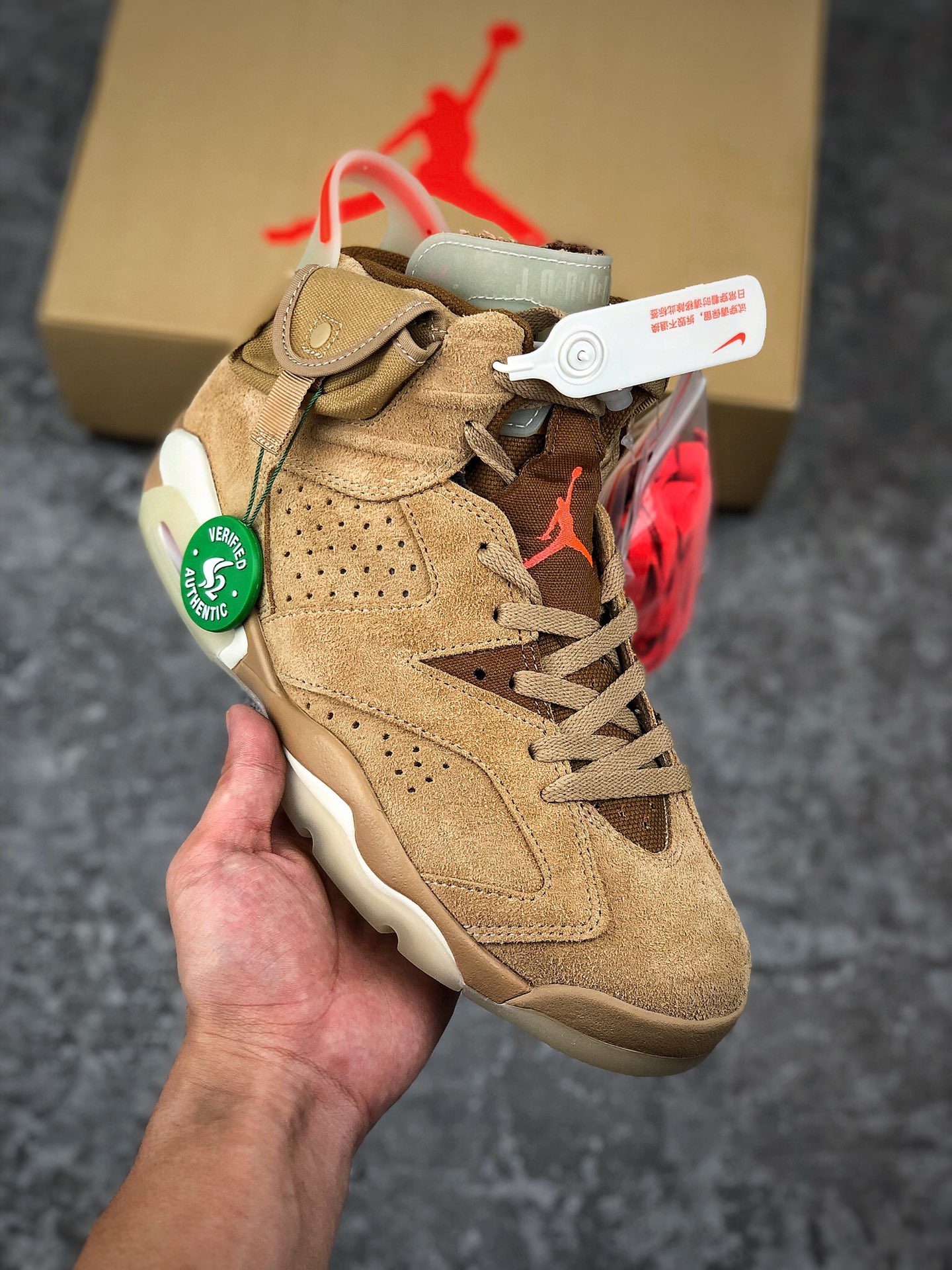 调价通知
 终端放店
新货#S2独家纯原系列
Travis Scott x Air Jordan 6 AJ6 TS联名卡其棕色 
多雙原鞋細節开发 皮料发回原厂确认无误后出货 细节目前市面最正确 原厂后跟刺绣 爆满粗细同步 区分市面过细刺绣 原厂定型 后跟完美效果 无各种添加操作 全新正確細節 独家正确夜光大底 反光細節 新二维码标 所有细节无问题 
货号：DH0690-100
码数:40 40.5 41 42 42.5 43 44 44.5 45 46 47