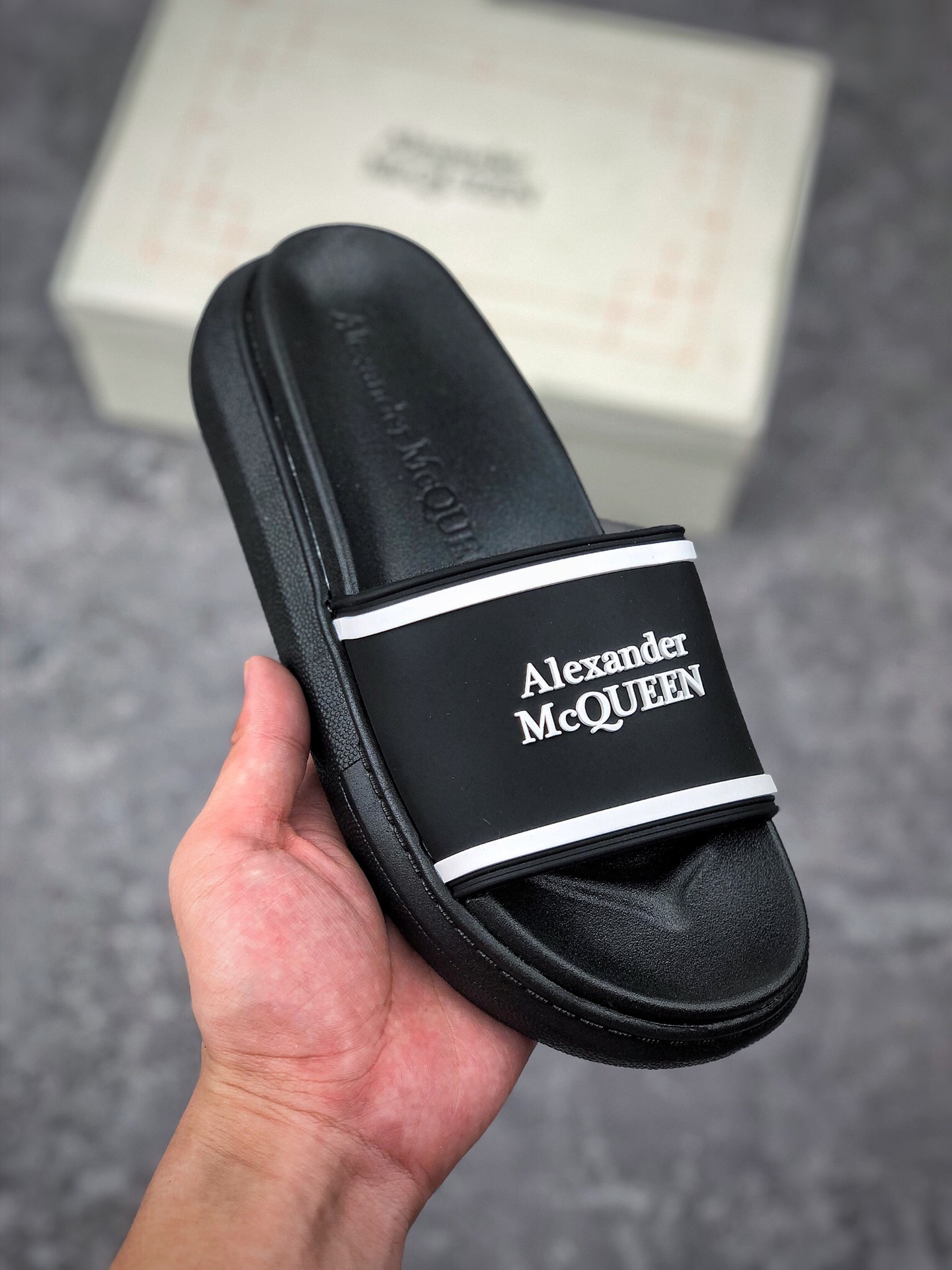  终端放店
【Alexander mcqueen】。麦昆拖鞋系列：高端品牌 3D制面，升级版大底，更轻便，防滑。市场顶级品质，潮人必备，夏季拖鞋的季节来了，穿起来超级唯美. 尺码：35一39