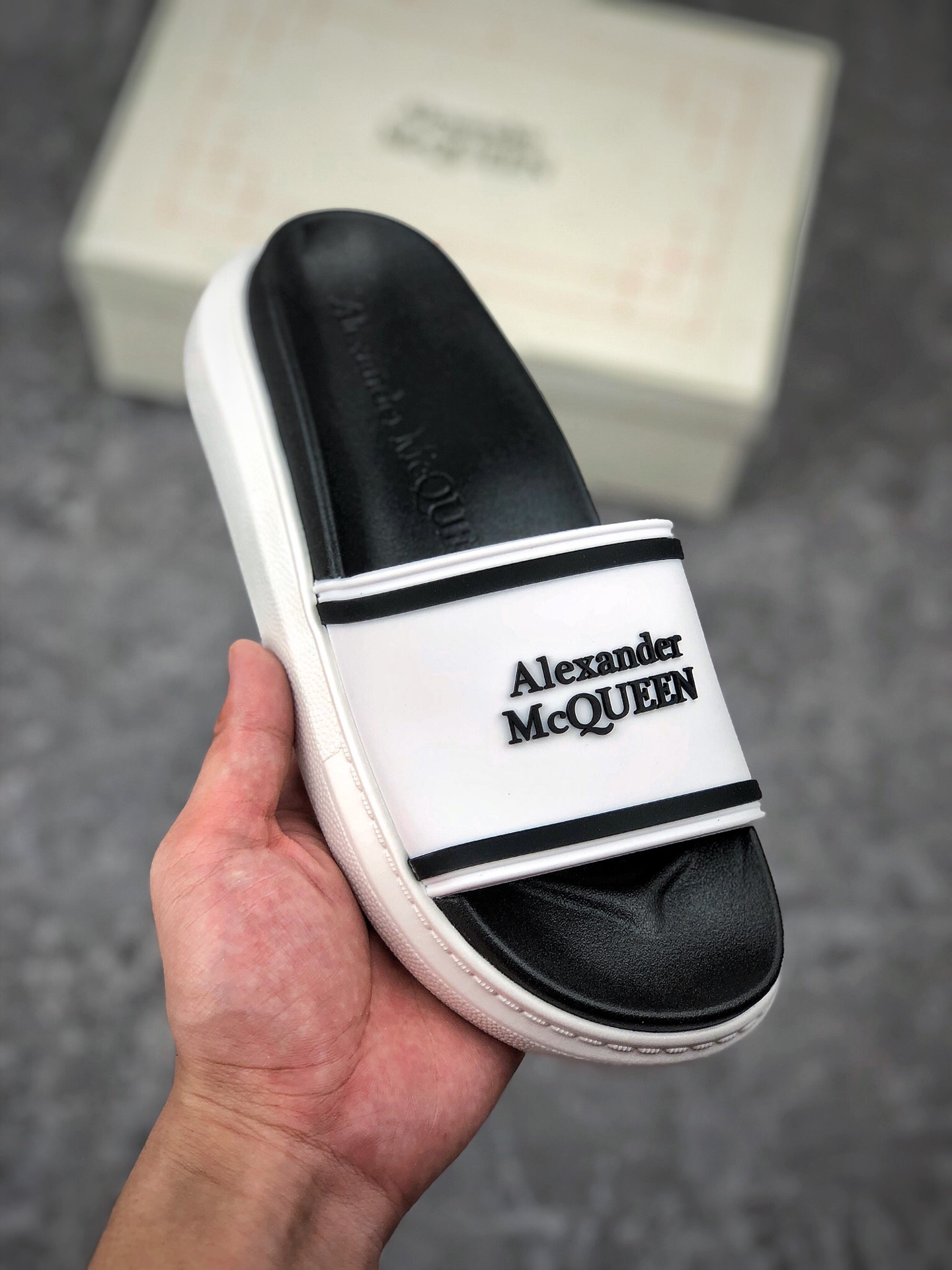  终端放店
【Alexander mcqueen】。麦昆拖鞋系列：高端品牌 3D制面，升级版大底，更轻便，防滑。市场顶级品质，潮人必备，夏季拖鞋的季节来了，穿起来超级唯美. 尺码：35一39