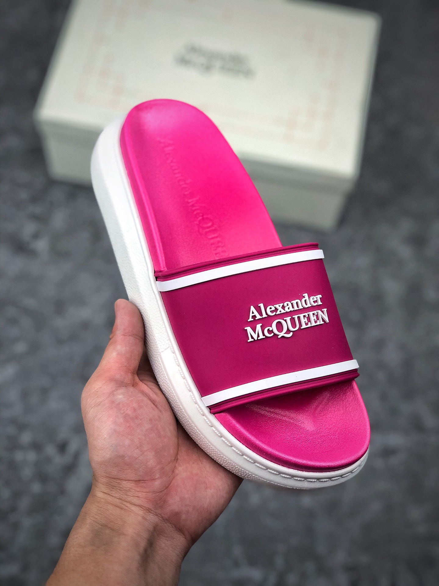  终端放店
【Alexander mcqueen】。麦昆拖鞋系列：高端品牌 3D制面，升级版大底，更轻便，防滑。市场顶级品质，潮人必备，夏季拖鞋的季节来了，穿起来超级唯美. 尺码：35一39