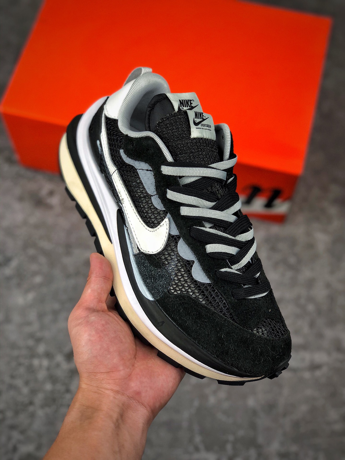 重磅特价  纯原版本 亏本套现
 支持放店
Sacai X NIKe regasus vaporrly SP 华夫三代3.0走秀 重磅联名 合作款 货号：CV1363-001
#正确纯原版本独家原鞋开发 区分市场看图发挥版本
#原模数据大底 独家五层分离组合底
#原厂长绒皮料 质感十足 注意区分#
鞋款由Pegasus与VaporFly两款鞋型的设计元素共同构建，鞋身材质由翻毛皮和透气网布共同打造。熟悉的解构手法、重叠Swoosh、双重鞋舌、鞋带以及后跟SACAI字体都悉数保留，
#最大亮点在于，本次鞋底变本加厉，层数更多!简直和巴黎世家的TripleS有一拼，增高效果妥妥的 
码数：36 36.5 37.5 38 38.5 39 40 40.5 41 42 42.5 43 44 44.5 45