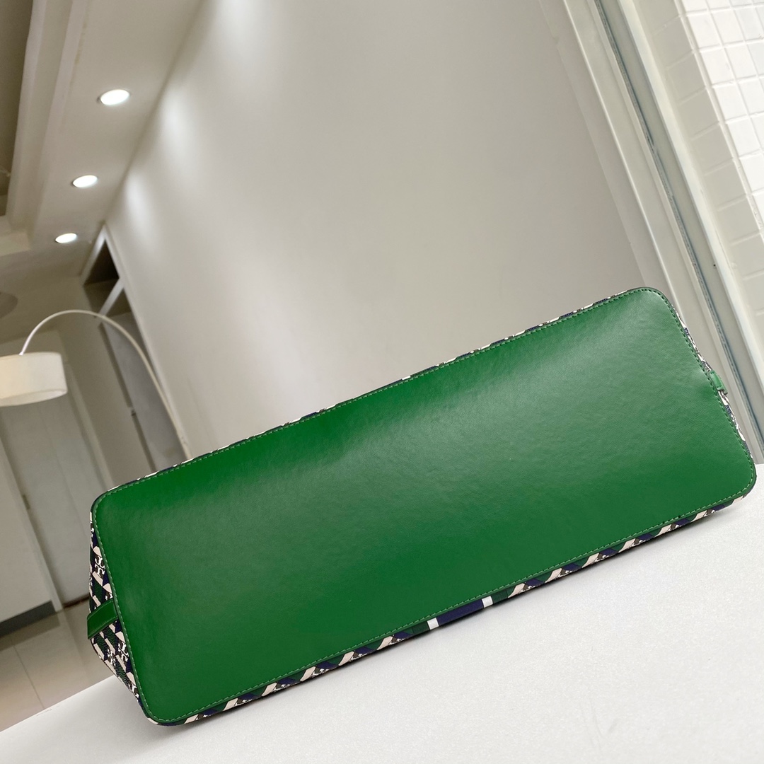 Tory Burch ～TB新款印花购物袋 大号 该系列选用涂层帆布匠心打造 魅力隽永又风格独具 充足的容量可装下平板电脑