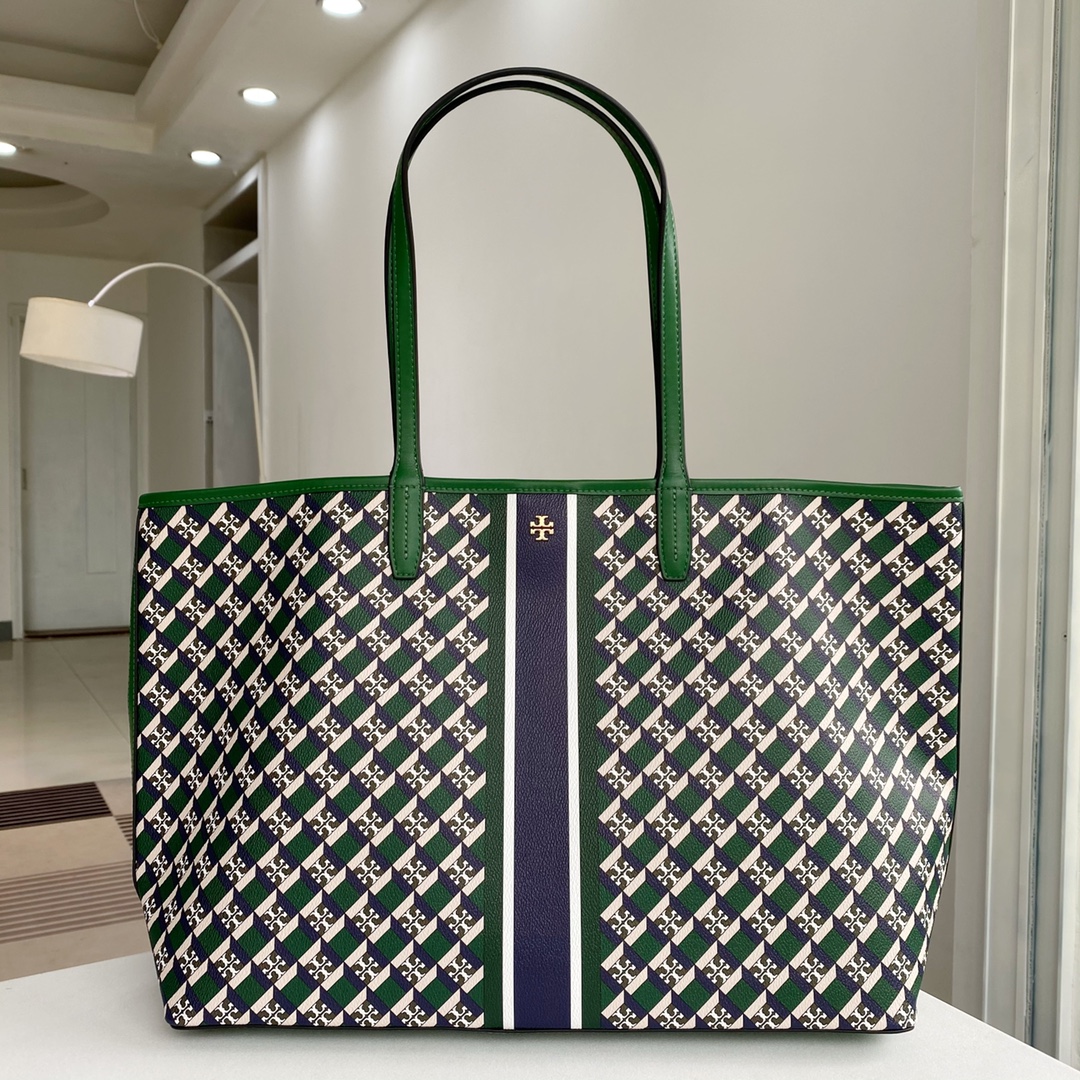 Tory Burch ～TB新款印花购物袋 大号 该系列选用涂层帆布匠心打造 魅力隽永又风格独具 充足的容量可装下平板电脑