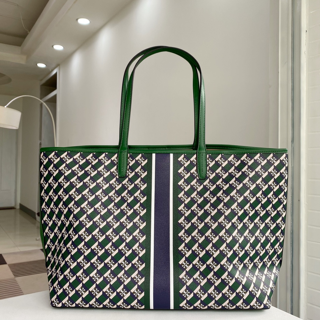 Tory Burch ～TB新款印花购物袋 大号 该系列选用涂层帆布匠心打造 魅力隽永又风格独具 充足的容量可装下平板电脑