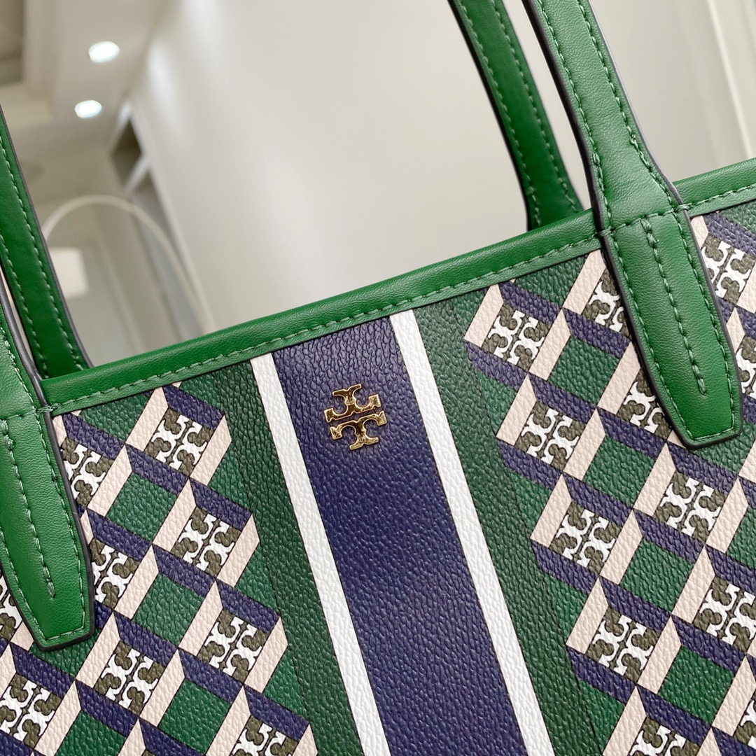 Tory Burch ～TB新款印花购物袋 大号 该系列选用涂层帆布匠心打造 魅力隽永又风格独具 充足的容量可装下平板电脑