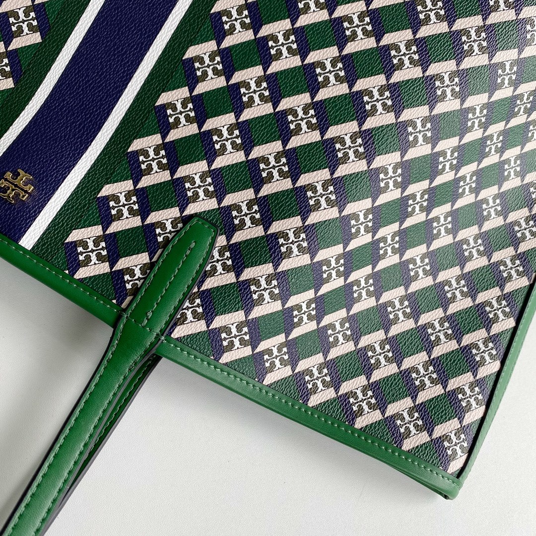 Tory Burch ～TB新款印花购物袋 大号 该系列选用涂层帆布匠心打造 魅力隽永又风格独具 充足的容量可装下平板电脑