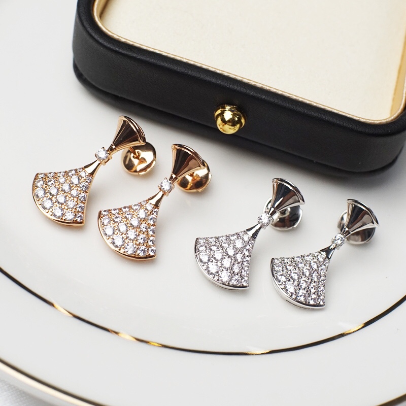 NO:102185,Bv Bulgari diva series skirt with drill earrings Simple and versatile daily style Eternal classic fan earrings are made of imported s925 sterling silver material, electroplated thick gold, Bulgari earrings, bottega veneta, bvlgari, skirts, pure silver19860909Bv 宝格丽 diva系列 裙子带钻耳钉 简约百搭日常款 永远经典的扇形耳钉 采用德国进口s925纯银材质电镀厚金,宝格丽耳钉,bottega veneta,bvlgari,skirts,pure silver,Jewelry