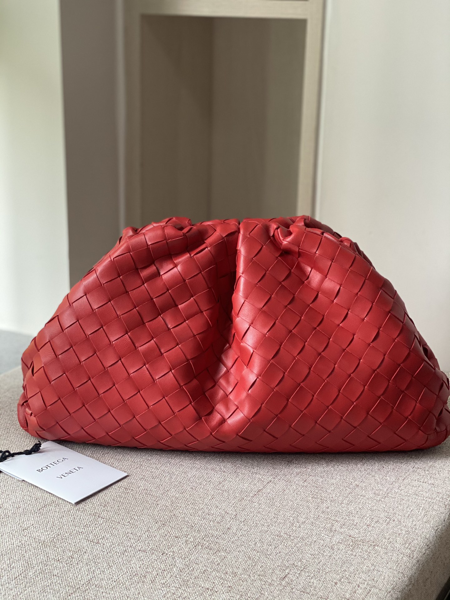 Bottega Veneta Dahong Bjia 576227 Super Brain Super Brain BV clutch bags counterattack begins with this early autumn THE POUCH series cloud bag,