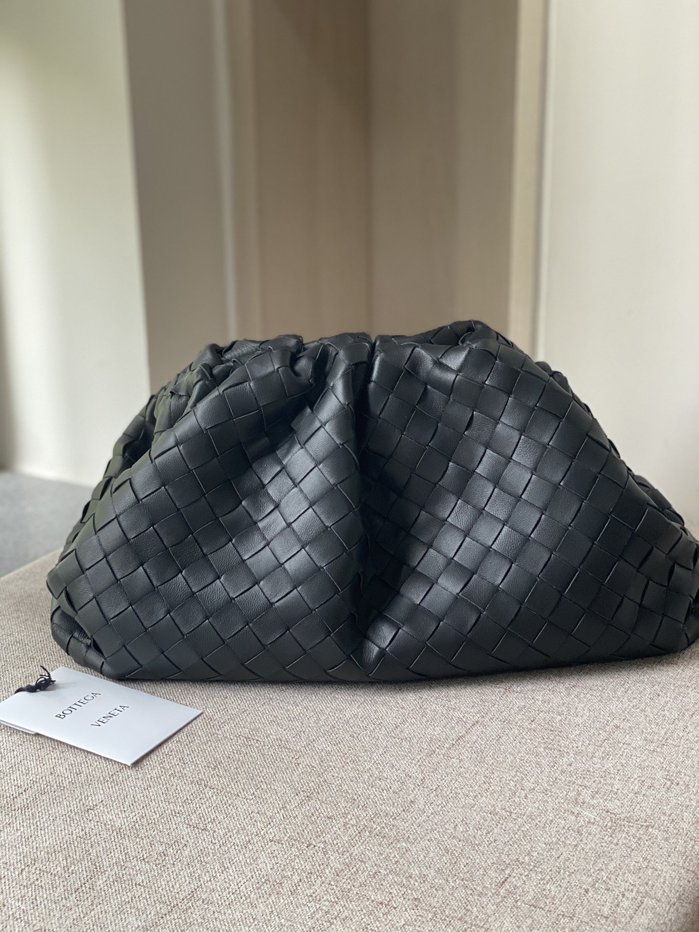 Bottega Veneta Black B's 576227 Super Brain Super Brain BV clutch bag's counterattack begins with this early autumn THE POUCH series cloud bag, w