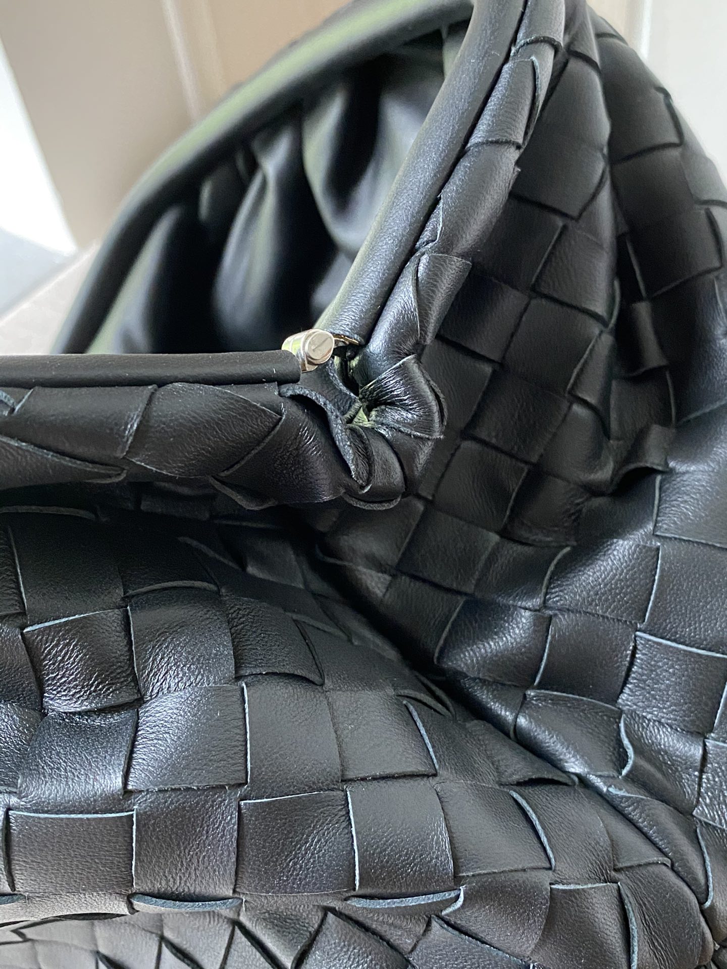 Bottega Veneta Black B's 576227 Super Brain Super Brain BV clutch bag's counterattack begins with this early autumn THE POUCH series cloud bag, w