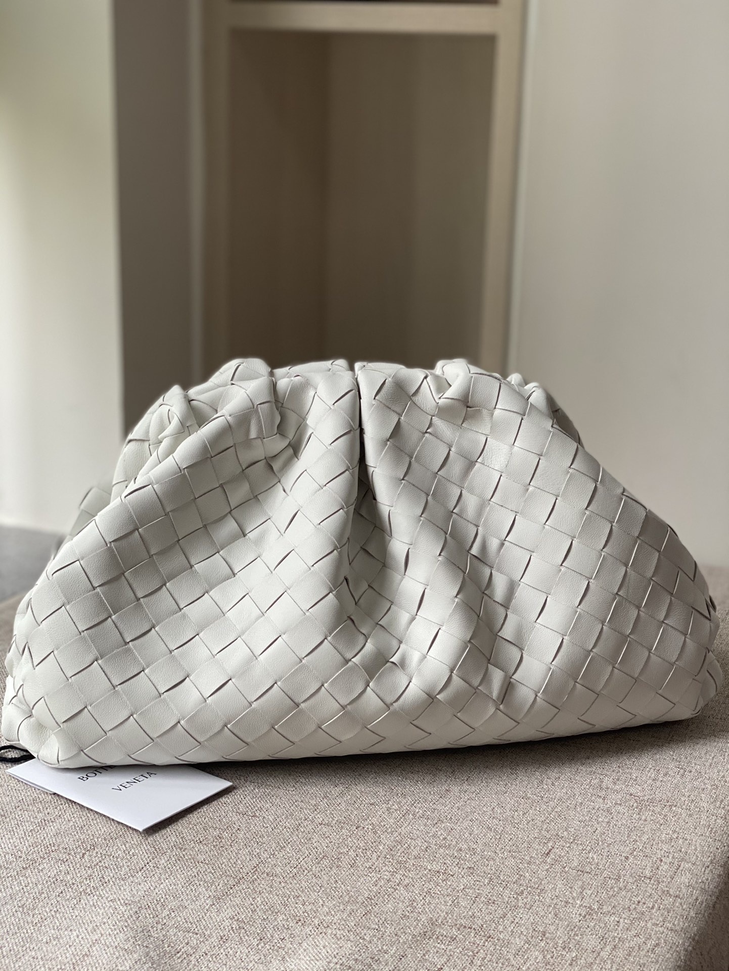 Bottega Veneta Classic White Bjia 576227 Super Brain Super Brain BV clutch bags counterattack begins with this early autumn THE POUCH series clou