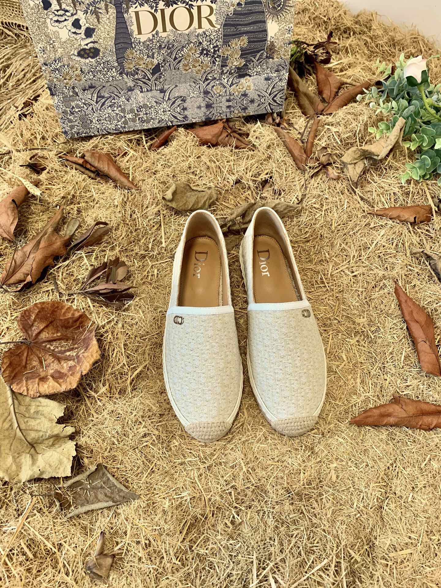 NO:241443,Women's model, men's size Di*or Dior early autumn classic style-----saddle retro canvas fisherman's shoes, top version, counter synchronization, needle needle and thread rope, three-dimensional embroidery on the upper letters, perfect quality!  The bottom: the hemp rope and the rubber bottom are formed in one piece, and the imported wear-resistant rubber bottom will never be peeled off or faded!  Super soft high-end sheepskin fabric with inner lining and foot pads: Western denim fabric imported from the United States. Women's size 35-41, men's size 69-45., fisherman's shoes, dior, espadrilles, sheepskin19860909女款 男码 Di*or 迪奥 早秋经典款----saddle复古帆布渔夫鞋,顶级版本,专柜同步,针针麻绳上线,鞋面字母立体刺绣,完美品质！大底:麻绳和橡胶底一体成型,进口耐磨橡胶大底,绝不开胶、绝不退色！内里、垫脚超软高级绵羊皮面料:美国进口西部牛仔面料.女码35-41、男码69-45码.,渔夫鞋,dior,espadrilles,sheepskin,Women's Shoes