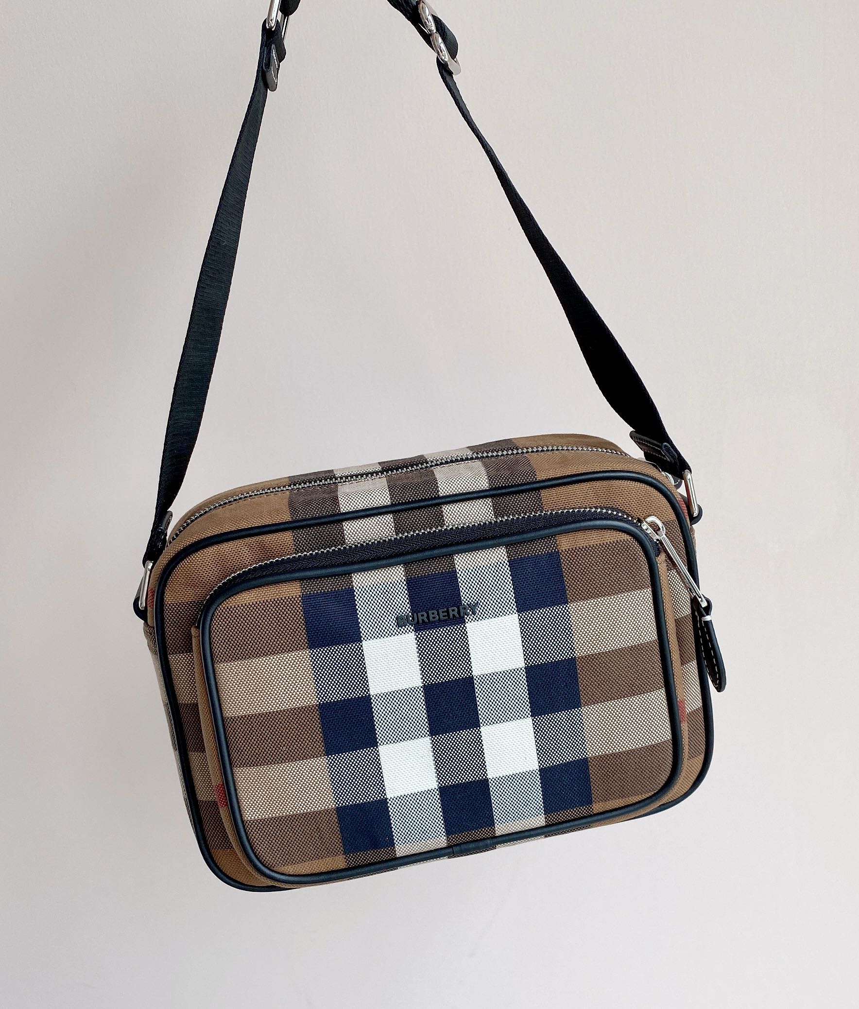 Burberry Vintage Check Camera Bag, Adjustable Strap, Unisex Design