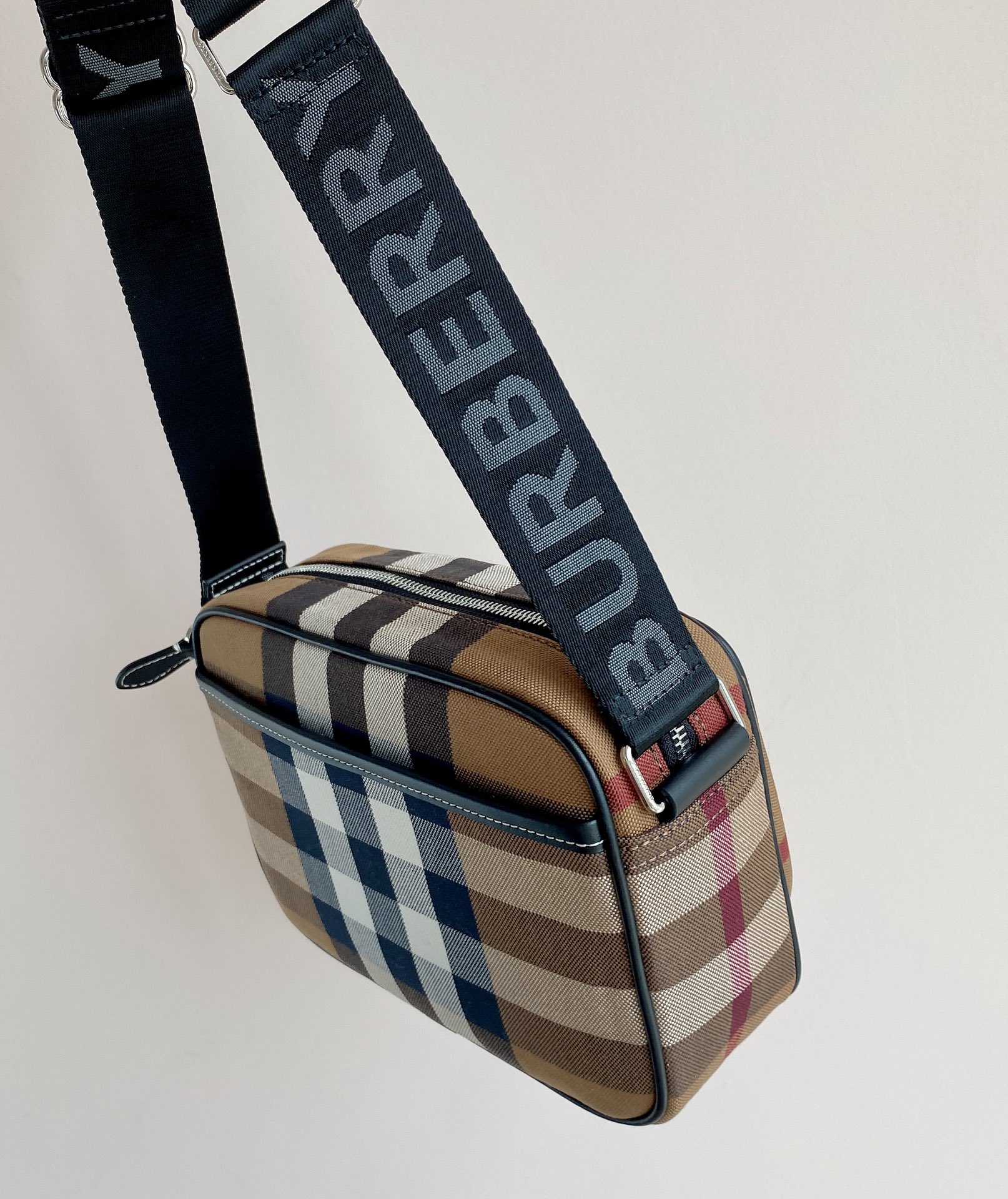 Burberry Vintage Check Camera Bag, Adjustable Strap, Unisex Design 5 i1624964852 5754 4