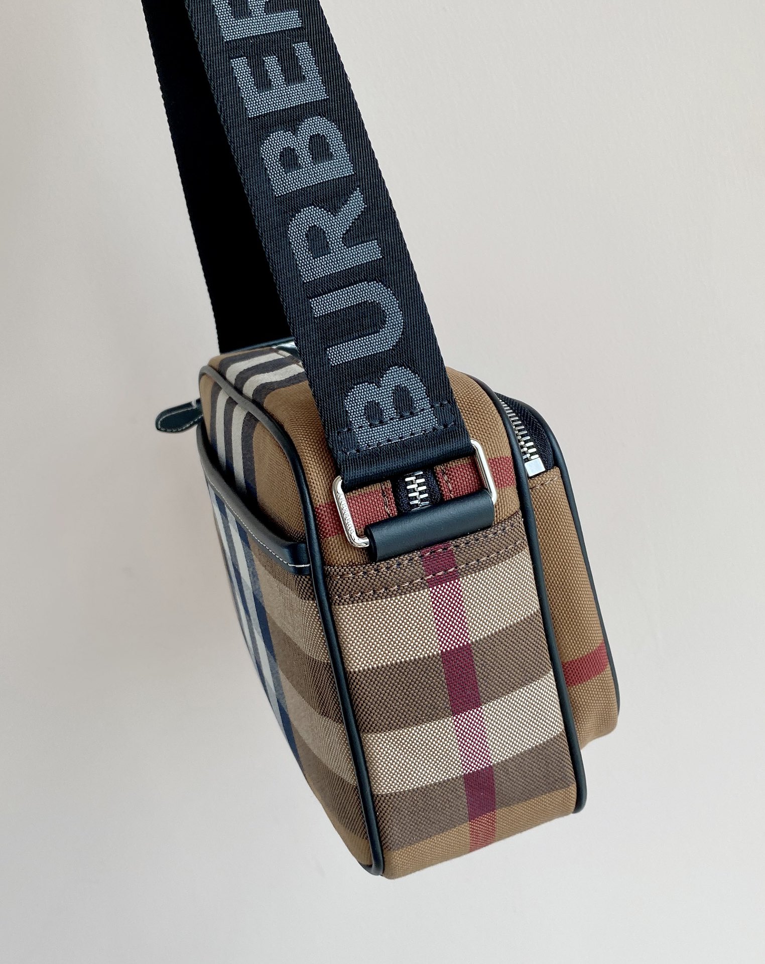 Burberry Vintage Check Camera Bag, Adjustable Strap, Unisex Design 3 i1624964852 8184 2