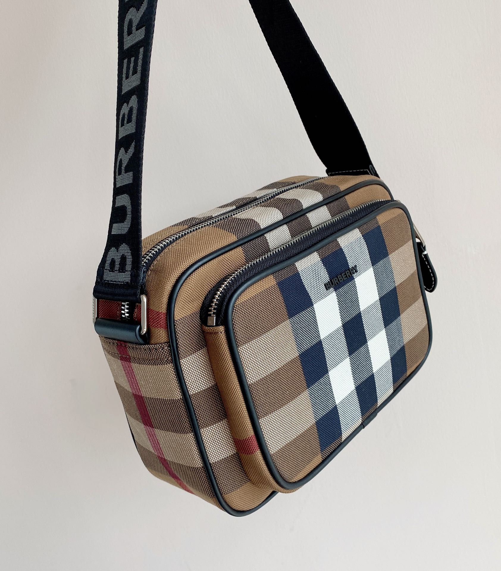 Burberry Vintage Check Camera Bag, Adjustable Strap, Unisex Design 2 i1624964852 8210 1