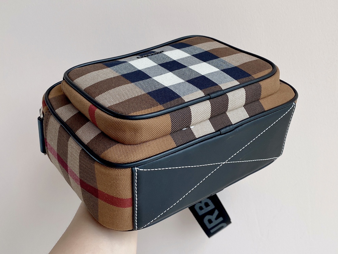 Burberry Vintage Check Camera Bag, Adjustable Strap, Unisex Design 7 i1624964852 8308 6