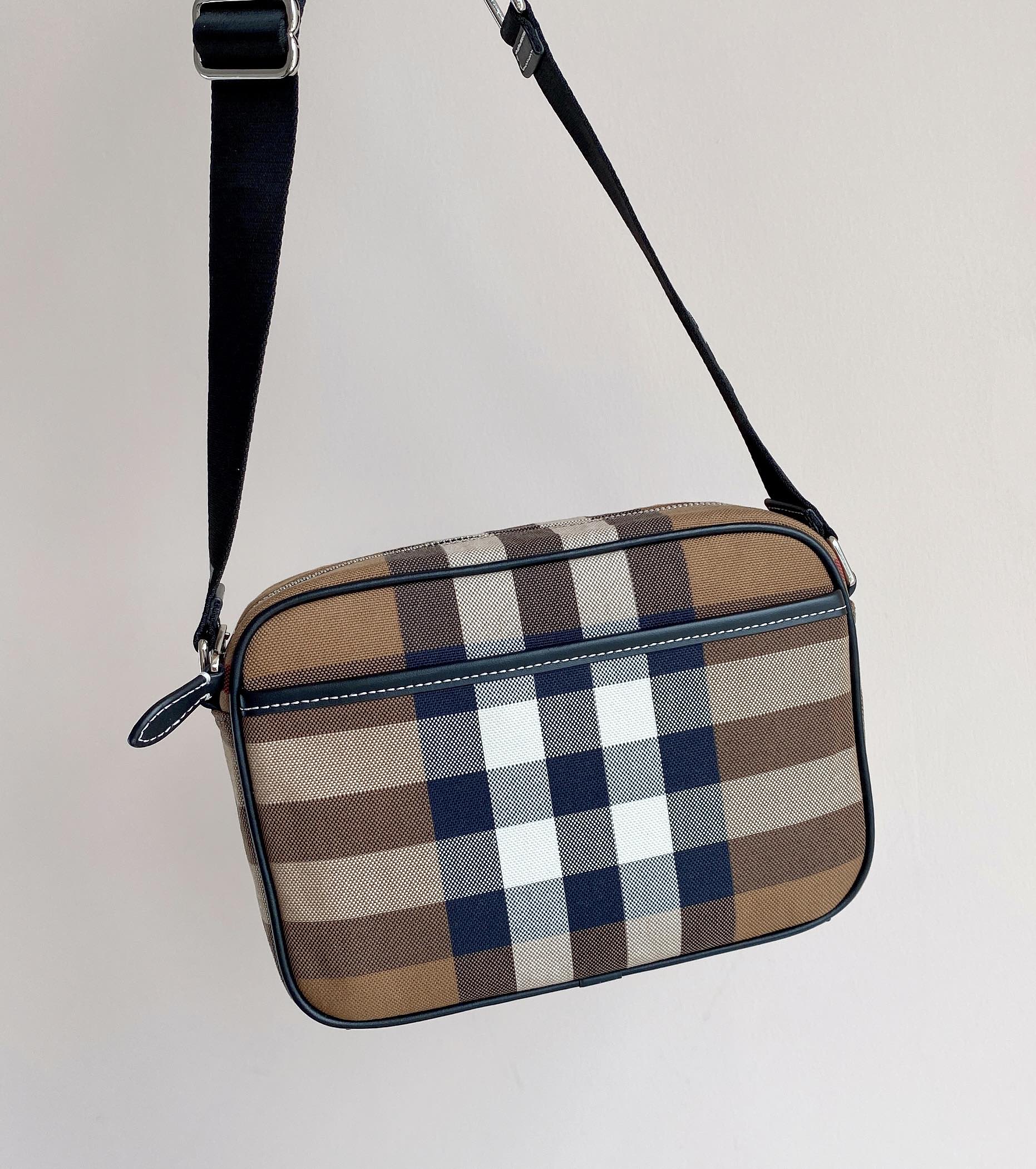 Burberry Vintage Check Camera Bag, Adjustable Strap, Unisex Design 4 i1624964852 878 3