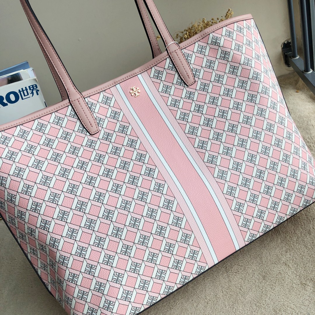Tory Burch ～TB82398 新款印花购物袋 大号 该系列选用涂层帆布匠心打造 魅力隽永又风格独具