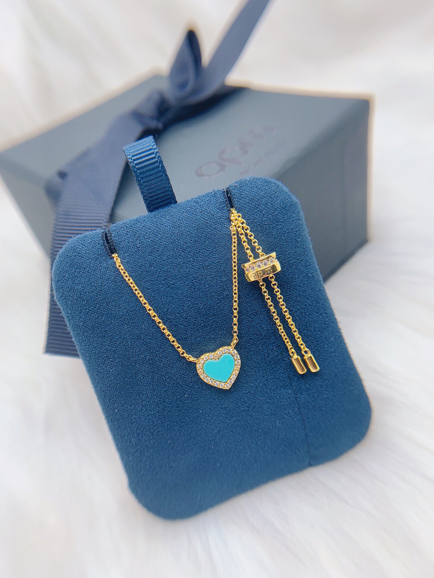 APm monaco 天蓝色爱心圈钻项链！个性心形设计，将爱意环绕颈间，以俏皮明亮的荧光色彩唤醒夏日清凉