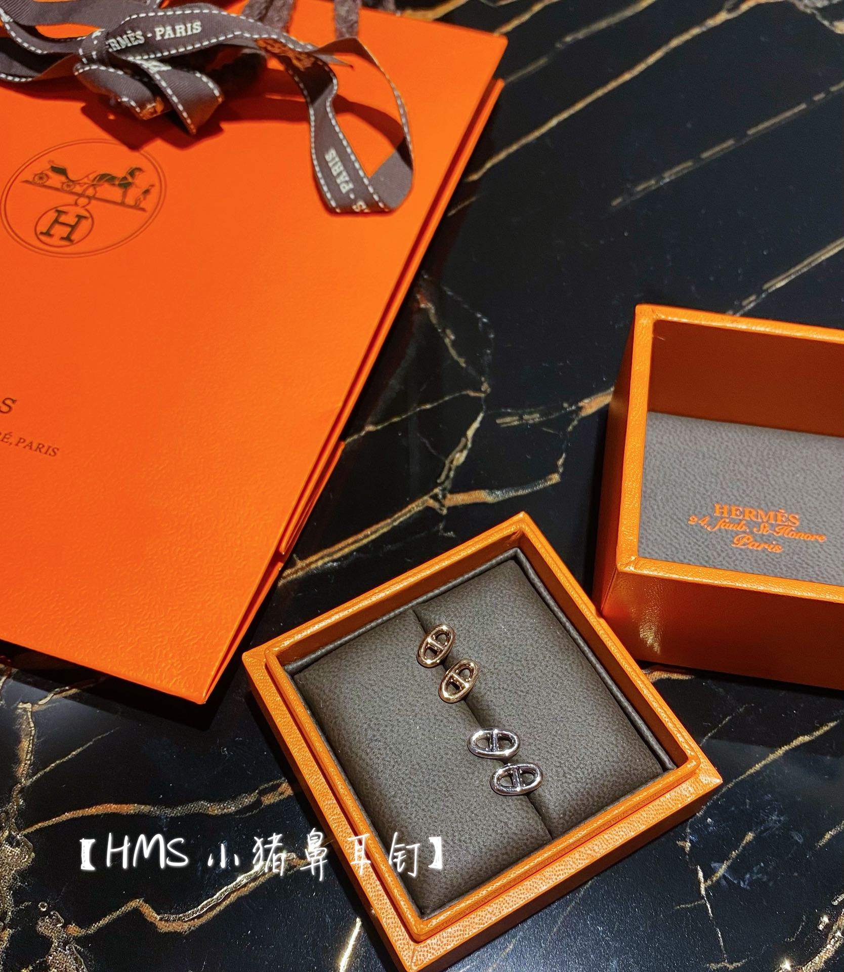 NO:765893,88200 [HMS Pig Nose Earrings] · MINI size, the smaller the jewelry, the more exquisite it is, and the greater the emphasis on craftsmanship. · Chaine dancre earrings, hand-polished to present the texture of 18k gold, electroplated with thick gold to prevent oxygen. · The luster is so good, hand-polished inside and out, without any diamonds, still sparkling. A must-have for H fans!  White gold and rose gold are versatile colors, small and exquisite, and the hollow out is very eye-catching!  It’s not exaggerated at all, it feels like a big brand in daily work and leisure~,,earrings,Cardia high-end jewelry1986090988200【HMS小猪鼻耳钉】 ·MINI 大小,越是小件珠宝越要求精致,对工艺的考究更大 ·chaine dancre耳环,通过手工打磨的方式呈现18k金质感,电镀了厚金防氧 ·光泽太好了,纯手工里里外外°抛光,没有任何一颗钻,依旧闪到爆 H粉们必入的款！白金和玫瑰金都是百搭色,小巧玲珑,镂空很吸睛哦！一点也不浮夸,日常上班,休闲都是很有大牌feel～,,earrings,卡迪亚高端饰品,Jewelry