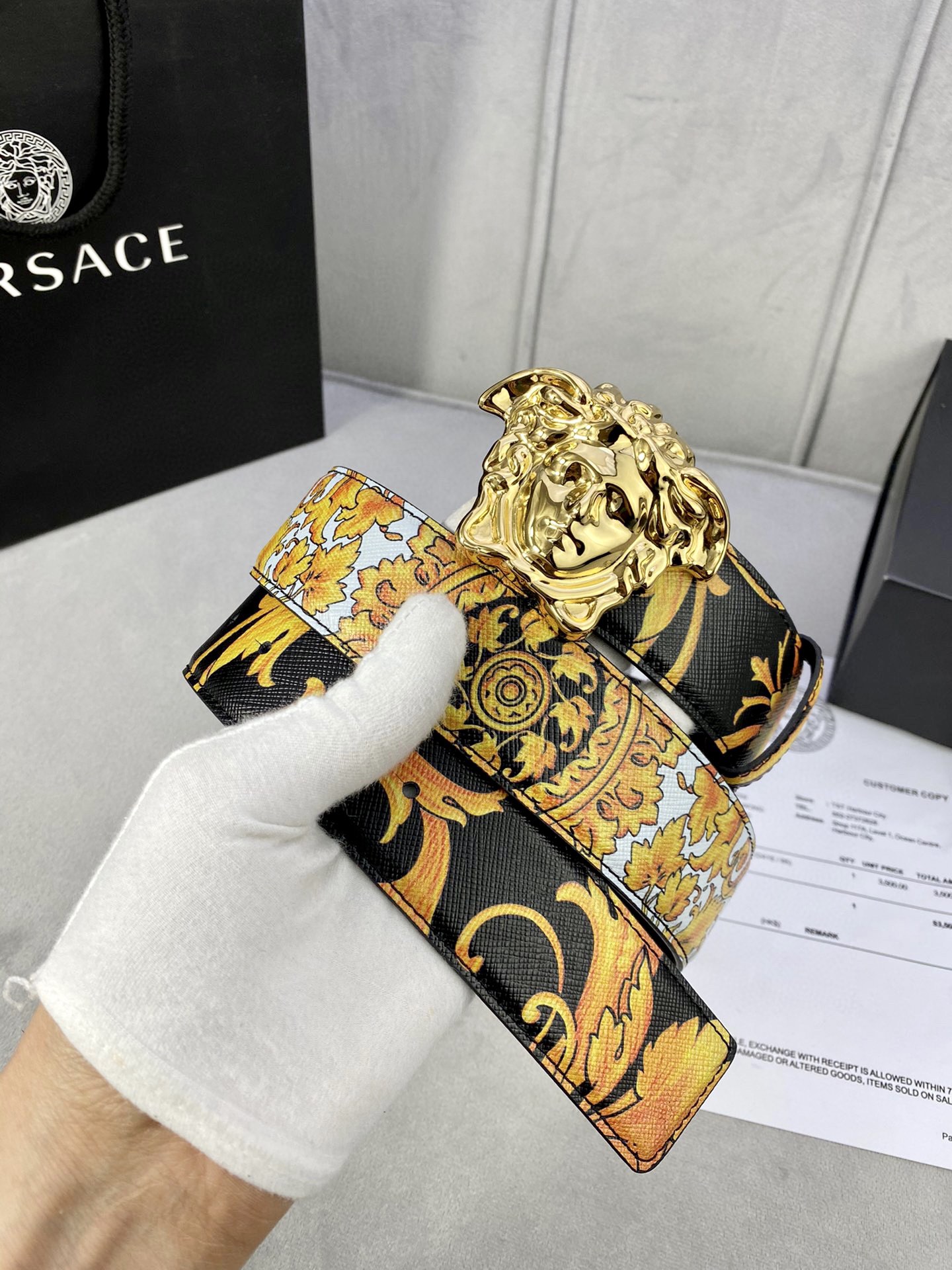宽度4.0cmVERSACE范思哲此款Palazzo腰带采用牛皮革面料制作并饰有LePoPClassiq