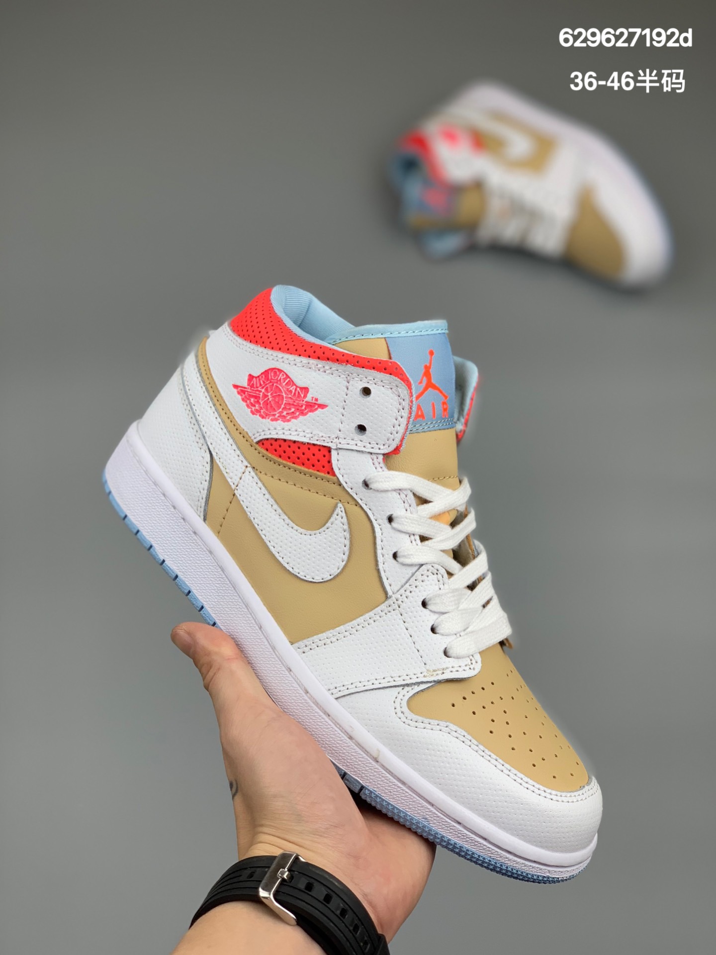 
乔丹Air Jordan 1 Mid AJ1 “白棕红“芝麻”
乔丹1代中帮篮球鞋   
近年来在传统鞋型上不断添加新元素、
新材质，赋予这一经典鞋型更多活力。 
近日就有一款融合新材质的
型号：CZ0774-200 
尺码：36-46（带半码）
编码:629627192d