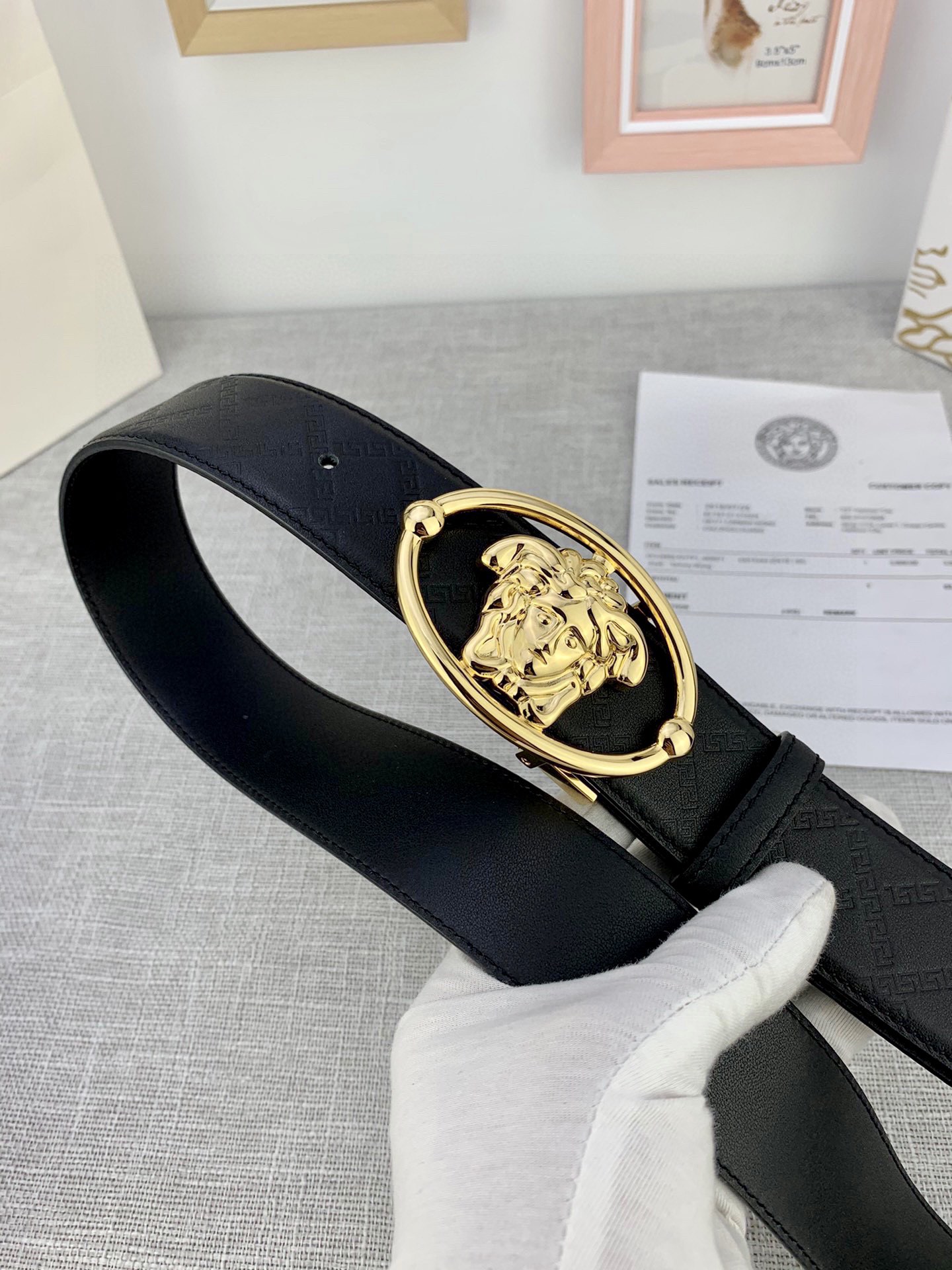 宽度4 0cm V E R S A C E 范思哲 这款柔软头层皮饰带搭配一枚椭圆形美杜莎带扣