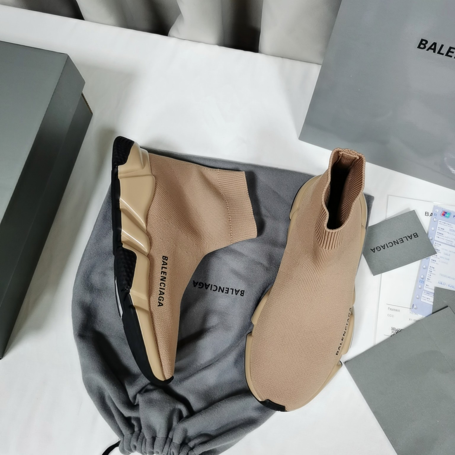 I0 。最新🆕版Balenciaga 巴黎世家经典袜子靴巴黎鞋底工艺系列，持续更新中……🔥最新原版大底开模 TPU十抽真空大底，而非市面上橡胶大底，请勿与之对比真空底尽显高端奢华。🔻鞋面: 弹力飞织，双层复合金丝高弹针织网棉，内里进口双面绒，即舒适又回弹定型，鞋底: TPU十抽真空大底 杜绝气孔