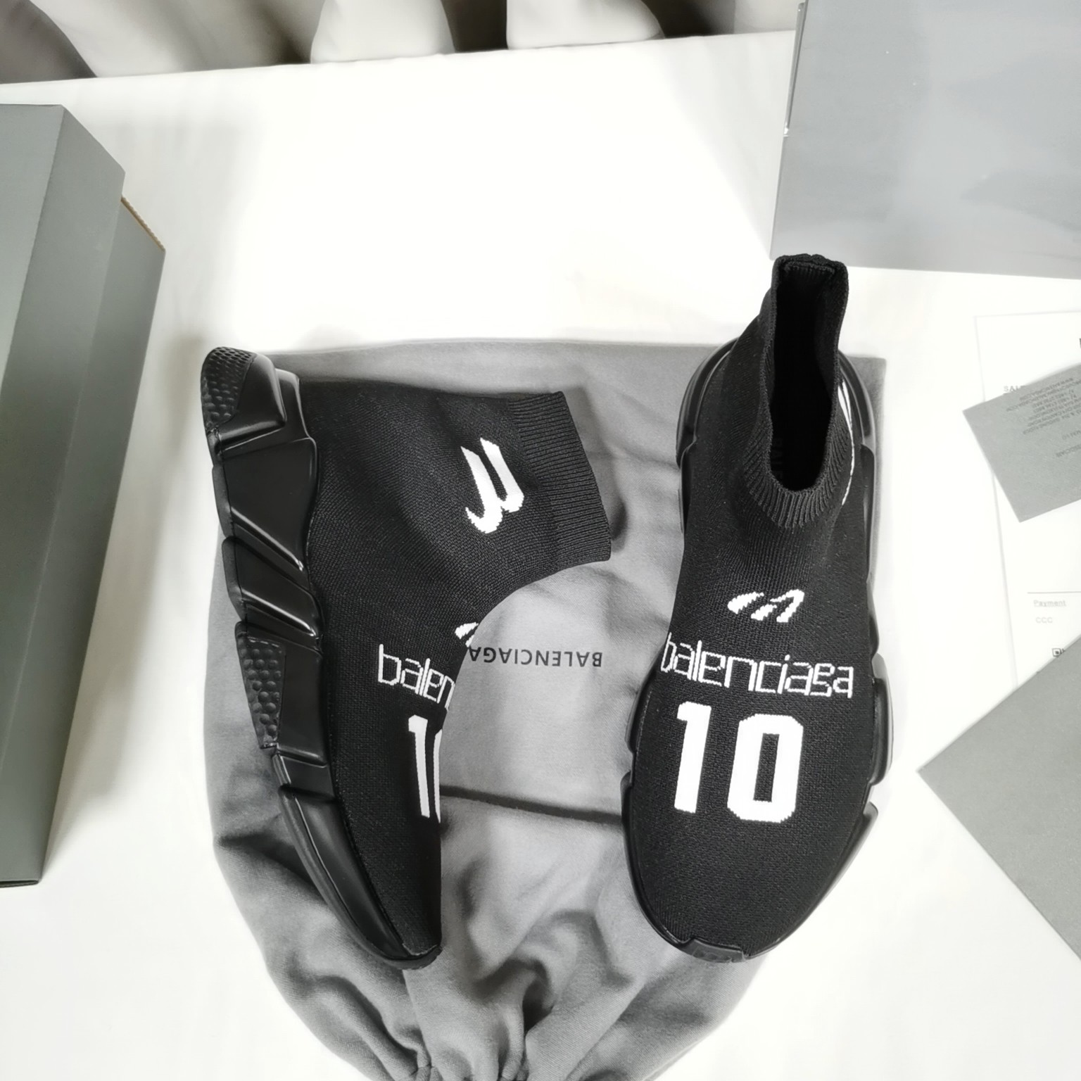 I0 。最新🆕版Balenciaga 巴黎世家经典袜子靴巴黎鞋底工艺系列，持续更新中……🔥最新原版大底开模 TPU十抽真空大底，而非市面上橡胶大底，请勿与之对比真空底尽显高端奢华。🔻鞋面: 弹力飞织，双层复合金丝高弹针织网棉，内里进口双面绒，即舒适又回弹定型，鞋底: TPU十抽真空大底 杜绝气孔