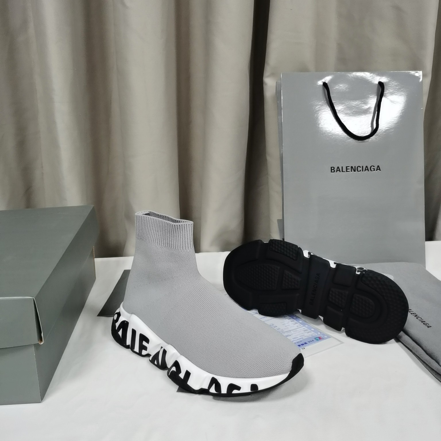 I0 。最新🆕版Balenciaga 巴黎世家经典袜子靴巴黎鞋底工艺系列，持续更新中……🔥最新原版大底开模 TPU十抽真空大底，而非市面上橡胶大底，请勿与之对比真空底尽显高端奢华。🔻鞋面: 弹力飞织，双层复合金丝高弹针织网棉，内里进口双面绒，即舒适又回弹定型，鞋底: TPU十抽真空大底 杜绝气孔