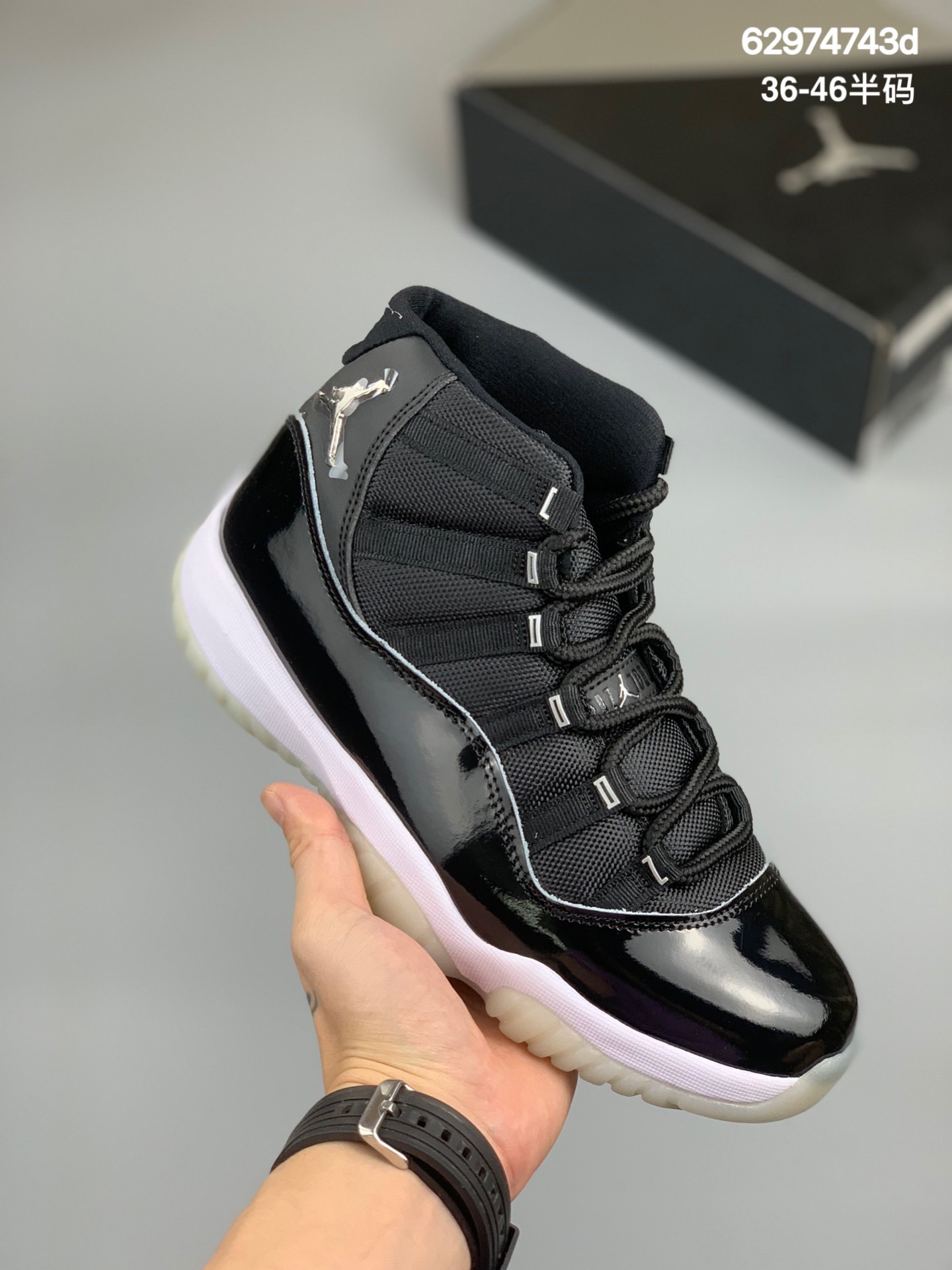 
乔丹Air Jordan 11 Retro“Jubilee”AJ11黑银大魔王 “黑色的大漆皮搭配尼龙鞋面 白色的中底加上乳白色水晶外底。第一个亮点在于鞋带孔部位配有银色 “JORDAN” 字样点缀。另外一大亮点在于后跟的 Jumpman Logo 是以银色金属打造，后跟的数字 “23” 同样以液态银色涂装
货号：CT8012-011
尺码：36-46半码
编码:62974743d