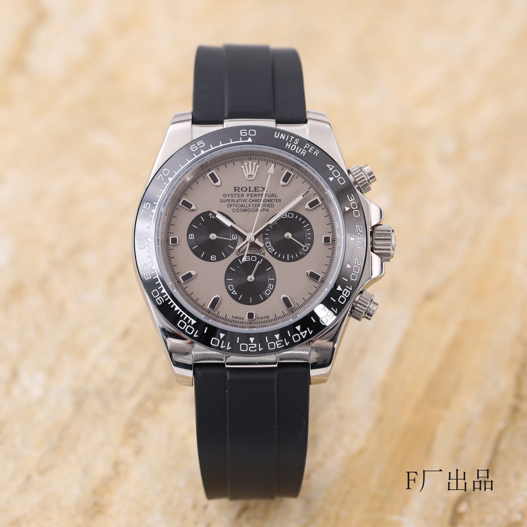 新面来袭：“皓月灰” 欧版“迪通拿”F厂V3 版本改良与V2的所有细节不足 另：量备货 放心选购  经典版全面到货 一直给同级别作为“吊打”对象却从未被超越 以过硬的品质 应对各种挑战 迎回头客  劳力士 Rolex 宇宙计型 迪通拿系列 机芯采用订制的三眼放大版的全自动机械机芯使三个功能盘的距离和正品一致 表壳43mmX13mm“欧陆”版本，深黑色陶质实心外圈连计速刻度采用真陶瓷工艺 刮不花 永不退色 质感和正品一致 表盘功能盘字体和盘面logo采用叠加印刷工艺，从侧面观察会有微微隆起之感。盘面的底色纹路经过无数次过滤改正，确保百分百吻合与原装。其上的 劳力士 Rolex 金属LOGO单独开模，无论是立体感还是圆润度均可PK原装 易读Chroma light夜光显示 配长效夜光物质 表镜平形蓝宝石水晶玻璃 抗刮损，效果绝不重影，吻合正品。六字位劳力仕特有的防伪标志 小皇冠 表扣采用进口316钢 1:1散件打磨而成 拉沙内侧 腐蚀 劳力士 Rolex 钢印 外置正品一模一样的 表扣保险环 F厂出品 完美在每一个