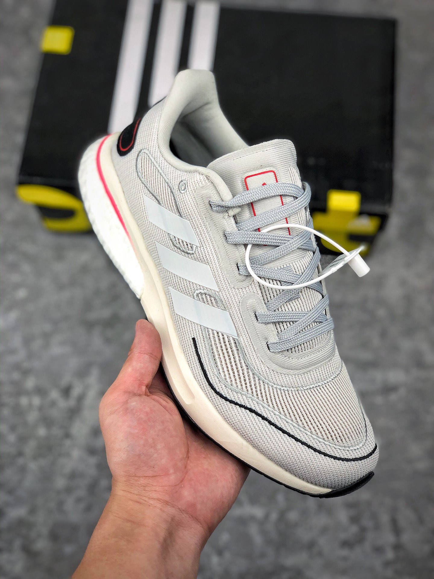  支持放店
阿迪达斯 Adidas Supernova M 马拉松赛事休闲运动跑步鞋。为Boston Marathon®波士顿马拉松赛事的选手打造。Boost技术，搭配网材鞋面。模制环绕鞋跟片。
• Boost是adidas的前沿技术
• 机制网材鞋面；Cloudfoam中底
• 鞋跟和前掌间搭载Torsion System扭力条；前掌脚趾部位加宽
• 热塑性聚氨酯橡胶（TPU）鞋身；Fitcounter模制环绕鞋跟片
• Continental马牌橡胶外底；Stretchweb大底
• 中底差：10毫米（鞋跟：32毫米 / 前掌：22毫米）
货号：FV6026
Size：40 40.5 41 42 42.5 43 44 45