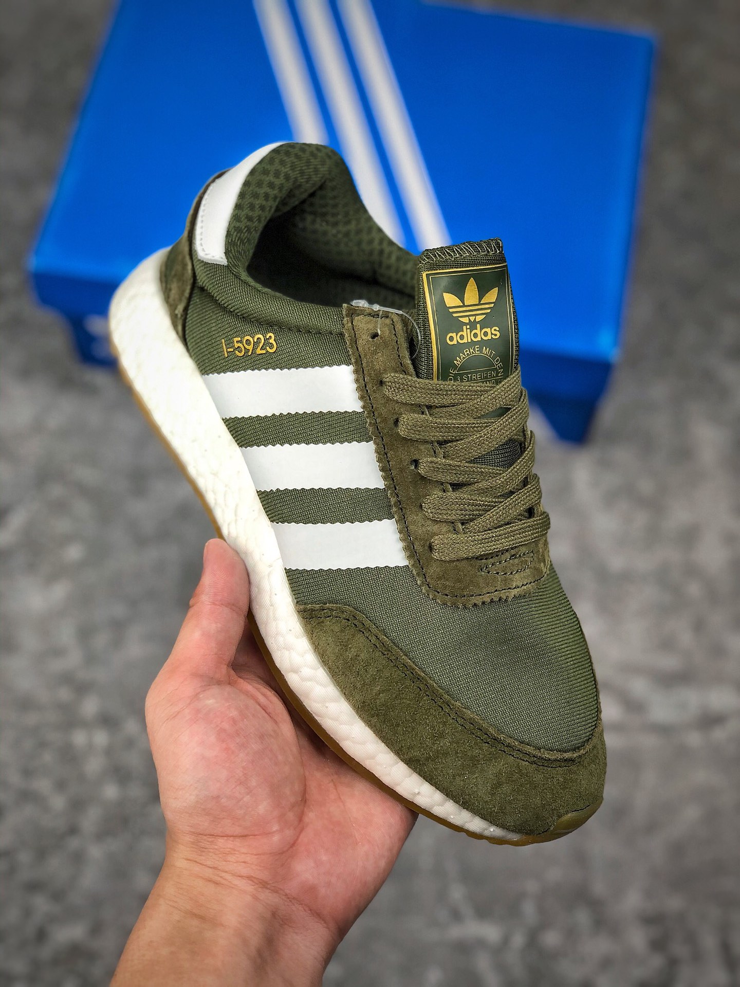  支持放店
阿迪达斯春款三叶草Adidas L-5923经典鞋时尚运动休闲鞋。鞋面由轻质化网面材质代替了原先惯用的绒面材质，透气性大幅度提升。鞋跟处的绒面材质也由TPU支撑架所代替，能够给予穿者足部更多保护。白色Boost中底以及鞋身两侧热压的白色Three Stripes与撞色鞋面形成对比，增强了整体层次感。
货号：B41984
Size：36 36.5 37 38 38.5 39 40 40.5 41 42 42.5 43 44 45