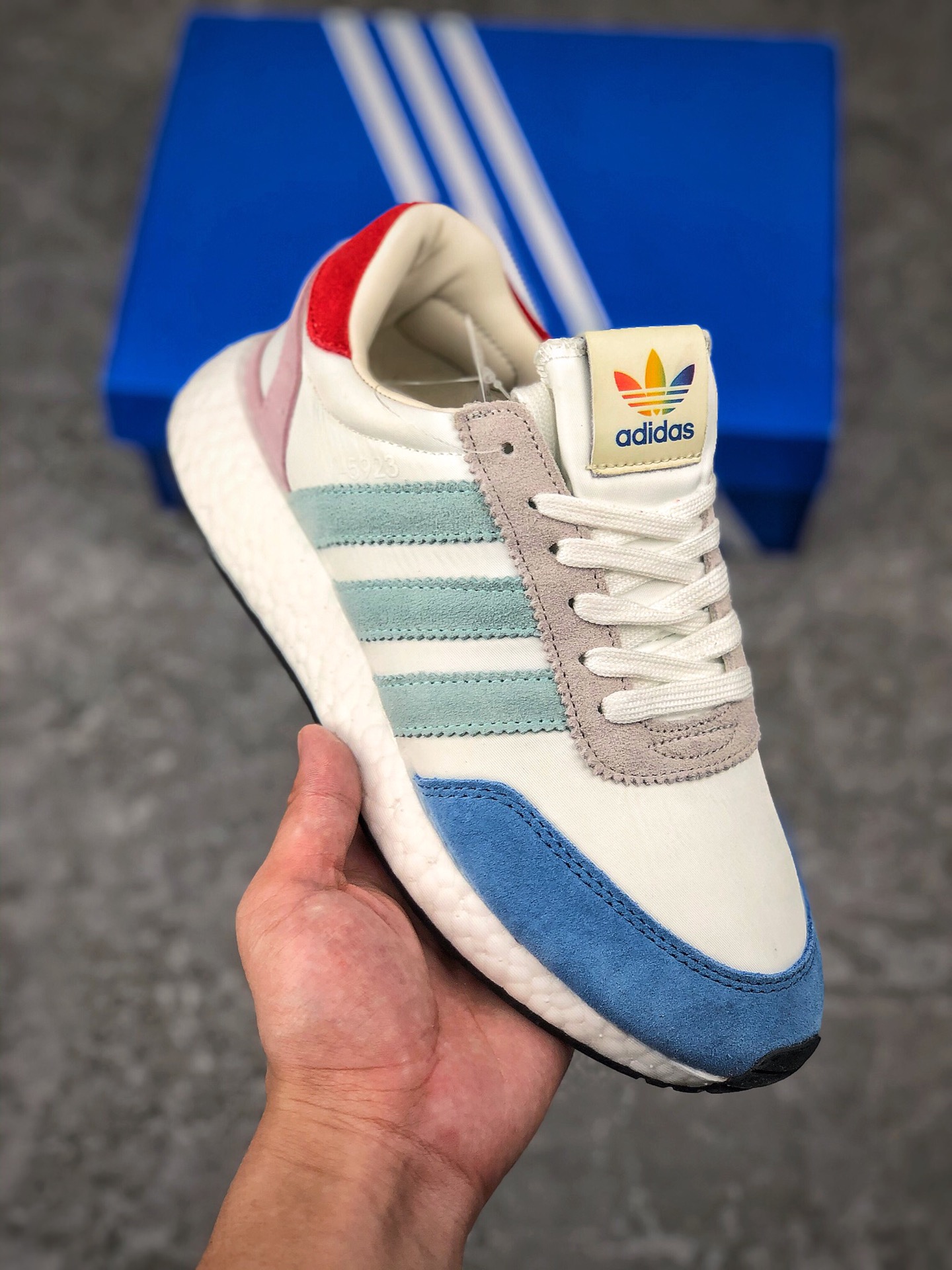  支持放店
阿迪达斯春款三叶草Adidas L-5923经典鞋时尚运动休闲鞋。鞋面由轻质化网面材质代替了原先惯用的绒面材质，透气性大幅度提升。鞋跟处的绒面材质也由TPU支撑架所代替，能够给予穿者足部更多保护。白色Boost中底以及鞋身两侧热压的白色Three Stripes与撞色鞋面形成对比，增强了整体层次感。
货号：B41984
Size：36 36.5 37 38 38.5 39 40 40.5 41 42 42.5 43 44 45