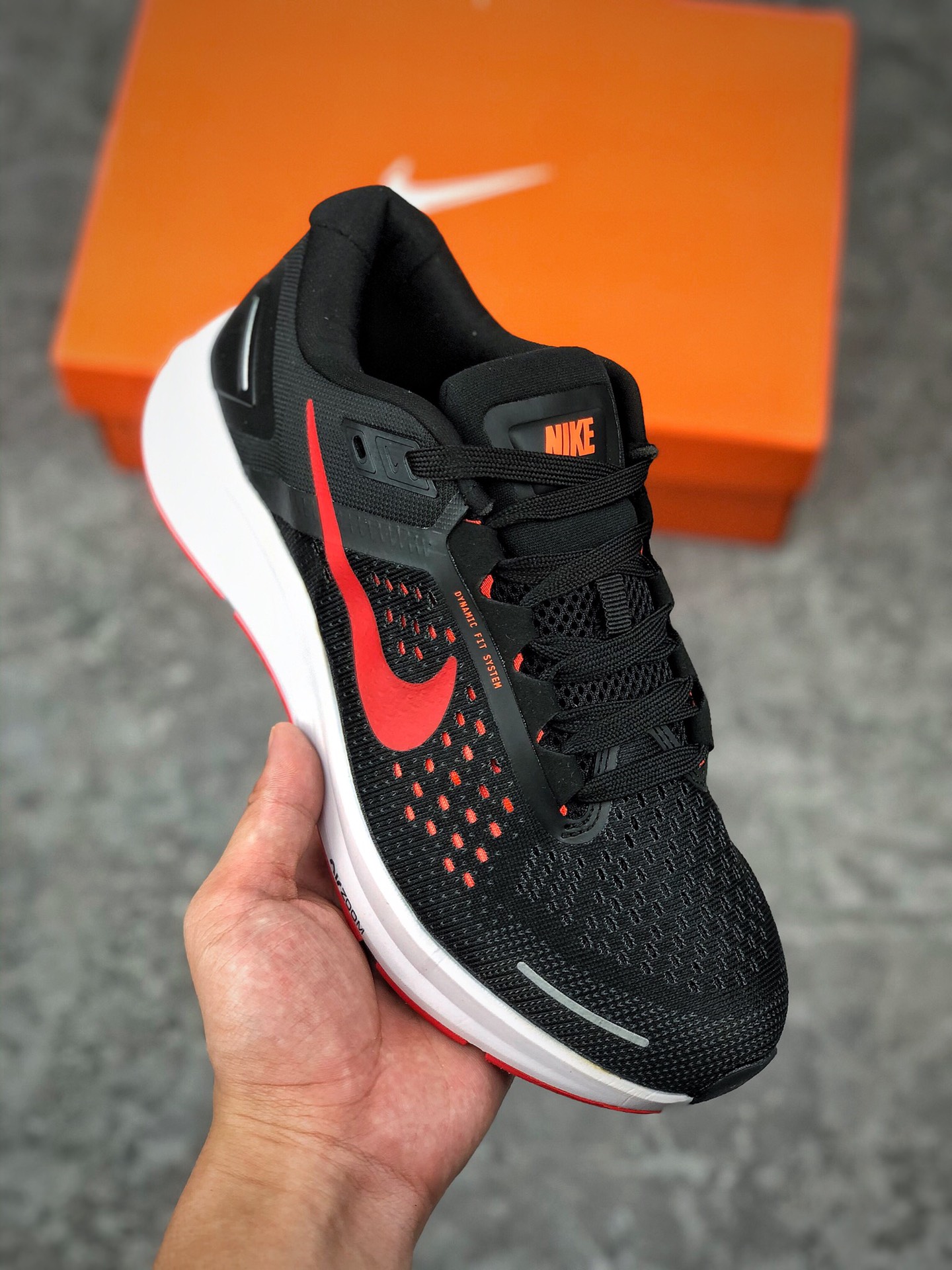 福利特价
 支持放店
耐克Nike Zoom Structure 23 登月 贾卡面透气 舒适软底 抗磨避震从保而持良好的透气性。中部底分的 Zoom Air 气垫，为穿着者们带来为更舒适的感脚体验。
货号：CZ6720-100
尺码:39-45