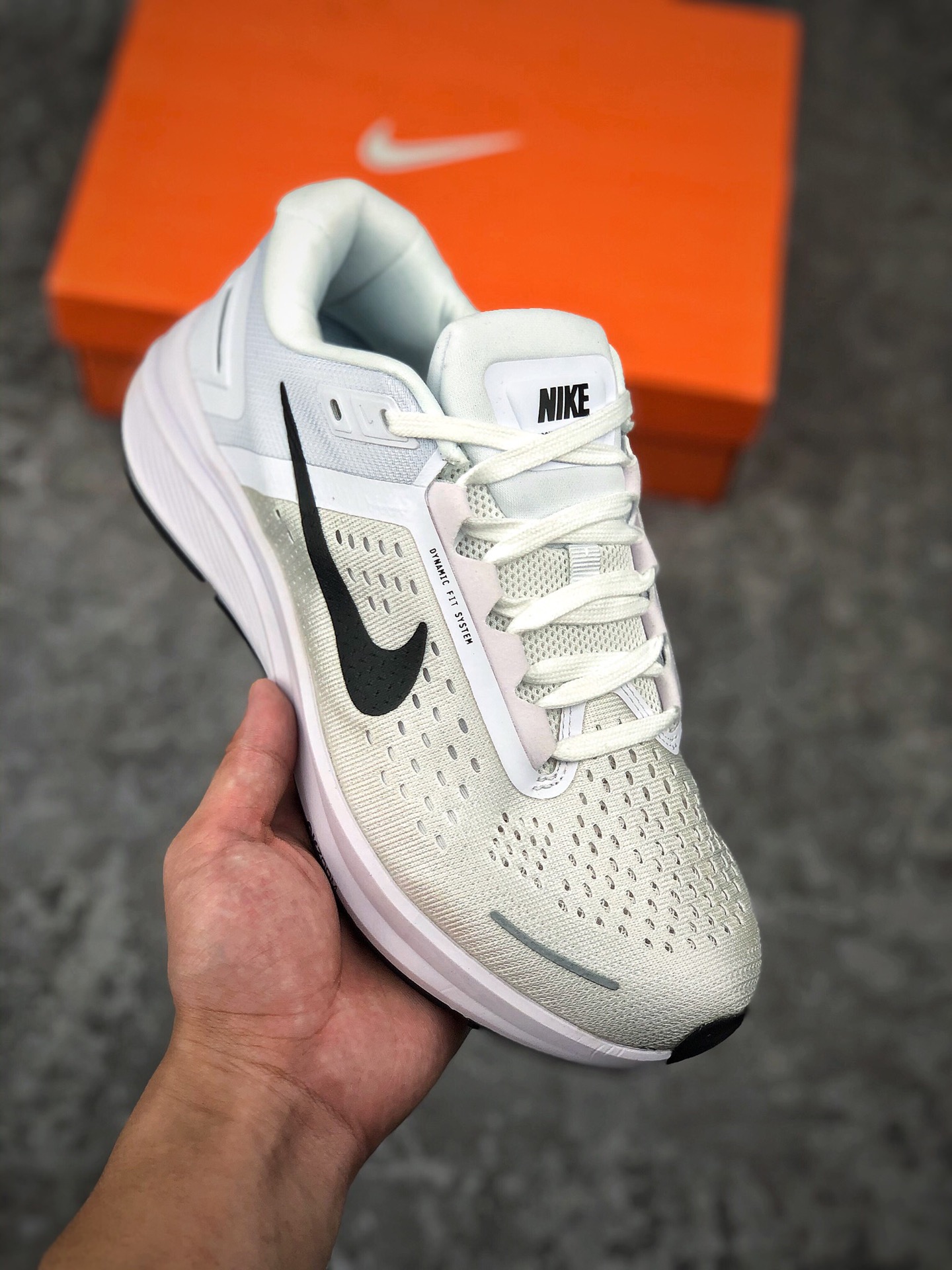 福利特价
 支持放店
耐克Nike Zoom Structure 23 登月 贾卡面透气 舒适软底 抗磨避震从保而持良好的透气性。中部底分的 Zoom Air 气垫，为穿着者们带来为更舒适的感脚体验。
货号：CZ6720-100
尺码:36-45