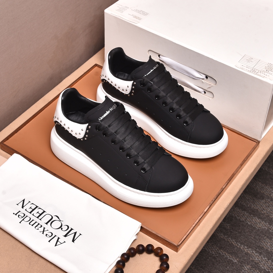 J5    麦昆 Alexander McQueen 情侣款小白鞋👫，男鞋 风靡全球的万年款⭐专注两年的经典楦型不变 材料升级打造最高性价比✌👞鞋面: 头层丝绸牛皮，质感一流 👞内里: 进口羊皮内里 非常柔软舒适 👞原版一比一耐磨防滑鞋底，回力好鞋底面皮颜色一致，拒绝黄底🐴女码: 34～40🐴男码: 38～44。